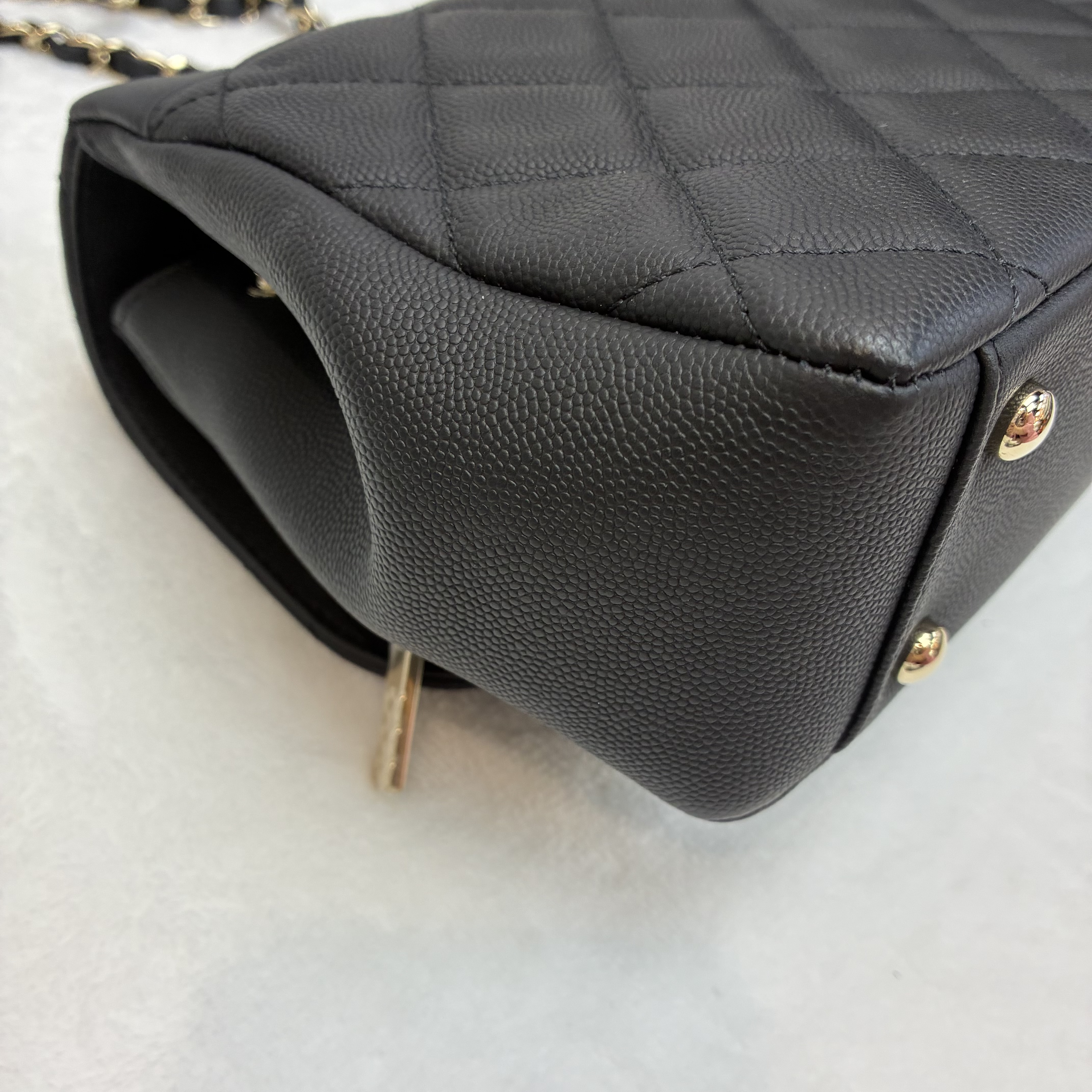 Chanel 郵差包Business Affinity魚子醬荔枝紋牛皮