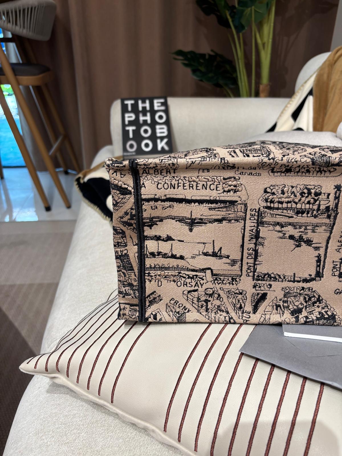 Dior Booktote Medium 100%Authentic, 98%New ✅Dust bag
