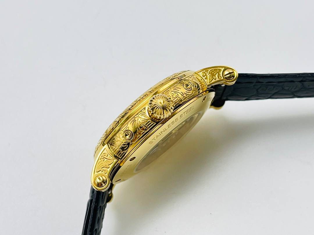 经典再续 百达翡丽古典表系列——5296-001．铂金V4升级版🤩😍细节方面： 1⃣️全新904L打造整体壳套，完善表壳细节，提升打磨质量，独家还原出正品的完美比例和特有质感。日历窗口改大小与正品一致，而非普通正常窗口！ 2⃣️刻度，指针采用最新的贵金属电镀技术加持，效果更佳出彩！ 3⃣️“锅盖型”微凸蓝宝表镜，版型与正品一致，效果通透，辨时清晰。 4⃣️【引领一体机时代】采用定制版Cal.9015改324机芯，超薄稳定性强！ 5⃣️【表带】经典意大利小牛皮表带，纹路清晰，质感上乘。针式表扣打磨齐整光亮，通用原装无压力。