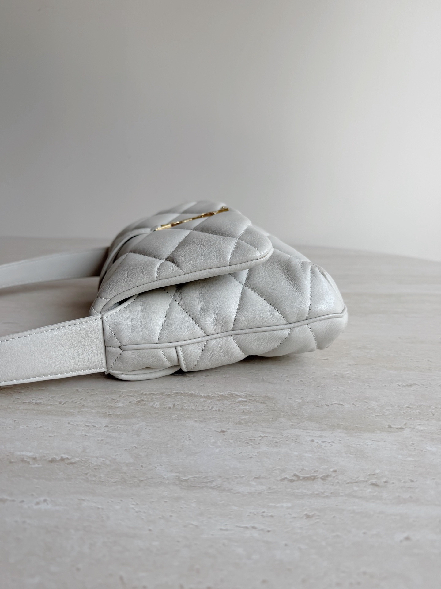 【預訂貨品】YSL白色羊皮腋下包