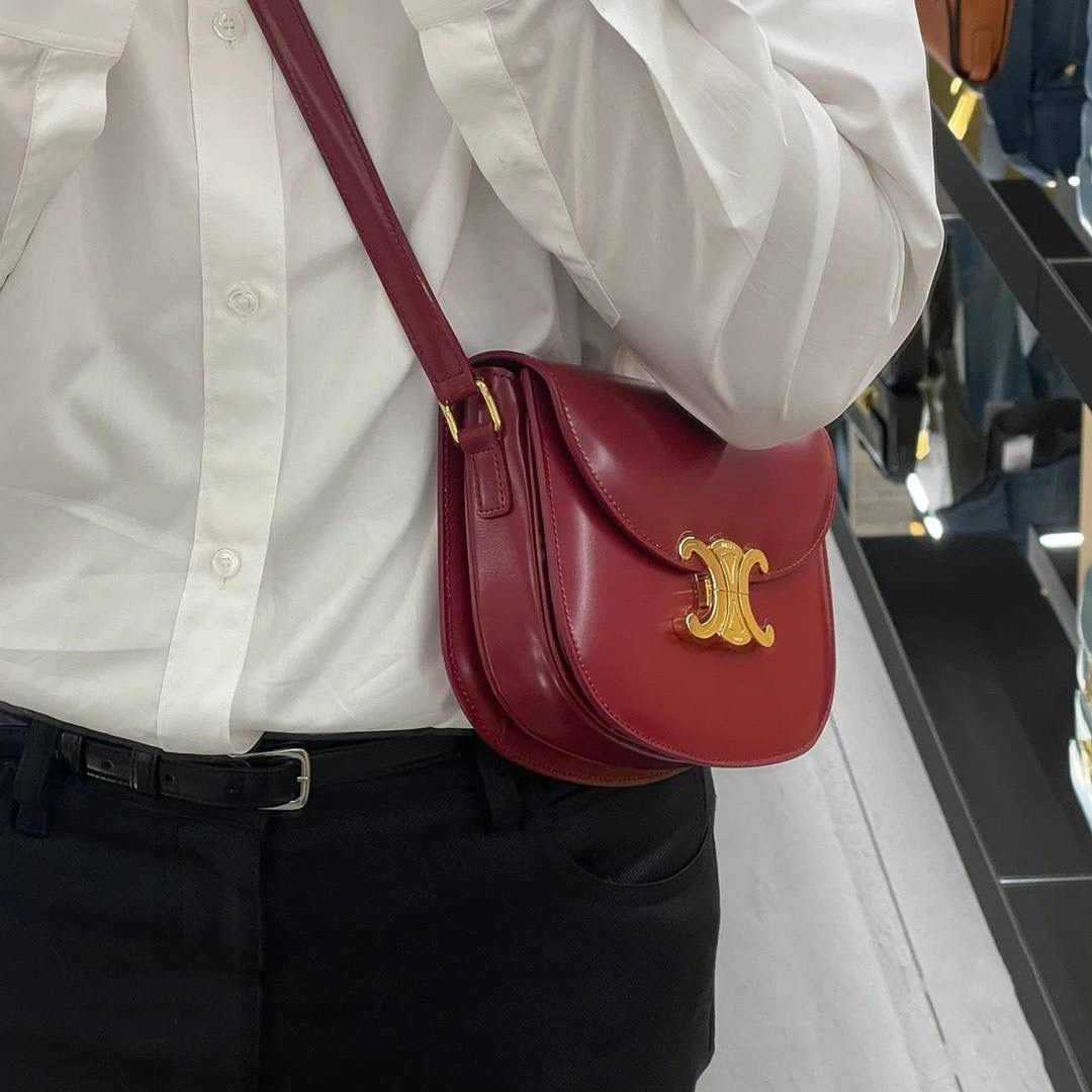 🔥大货实拍图 𝗖𝗘𝗟𝗜𝗡𝗘 ♥ 𝗧𝗘𝗘𝗡 𝗕𝗘𝗦𝗔𝗖𝗘肩带马鞍 型号：110413 尺寸：18.5*16*6cm 洋红色气场全开！红金配色太好看啦！快年底了，需要婚包，生日礼物、圣诞节、新年、本命年等等找红色包包的小伙伴千万不要错过哦！