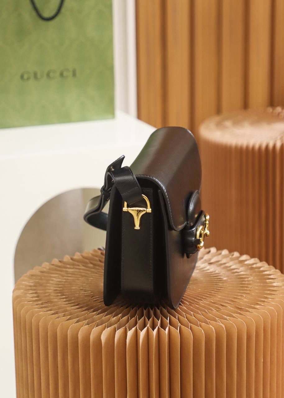 ▪️𝟭𝟵𝟱𝟱 𝐇𝐨𝐫𝐬𝐞𝐛𝐢𝐭马衔扣#602204# 正品皮▪️ ☑️尺寸：25*18*8𝙘𝙢 𝙃𝙤𝙧𝙨𝙚𝙗𝙞𝙩 1955马鞍包全皮系列， 全皮的质感看起来更加上档次， 更加有时尚感，标志性的马衔扣五金， 搭配经典的复古线条与现代精神巧妙融合， 不仅看起来有复古的味道，却不失时尚的高级感， 采用皮革材质相映成趣， 搭配可调节的肩带，给予日常不同的背法！ 隔成设计，更加人性化使用！ 给人透出低调而大气的气质！🔥🔥