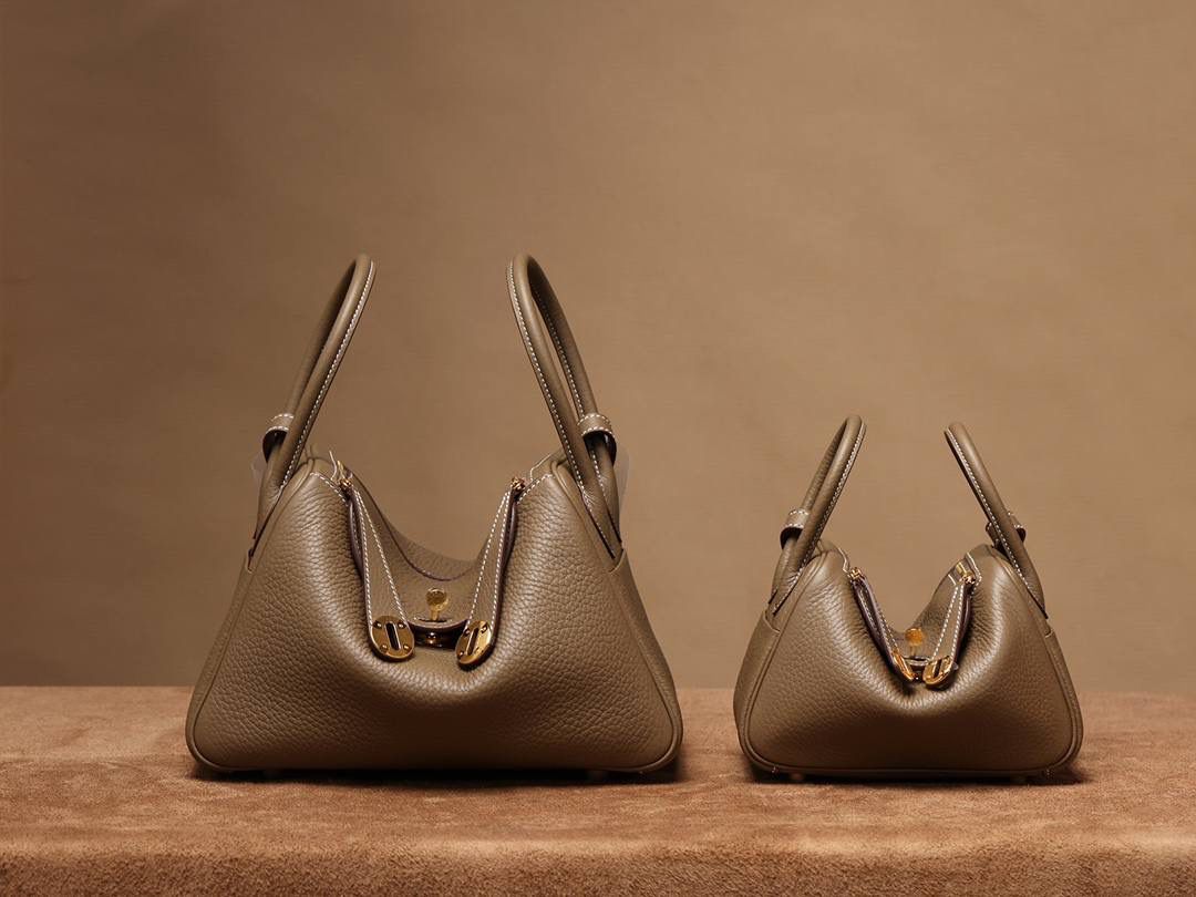 Hermes 爱马仕 LindyMini 19cm 、26cm大象灰金银扣 容量大小对比🆚 尺寸：19*12.5*9cm 尺寸：26*18*14 cm