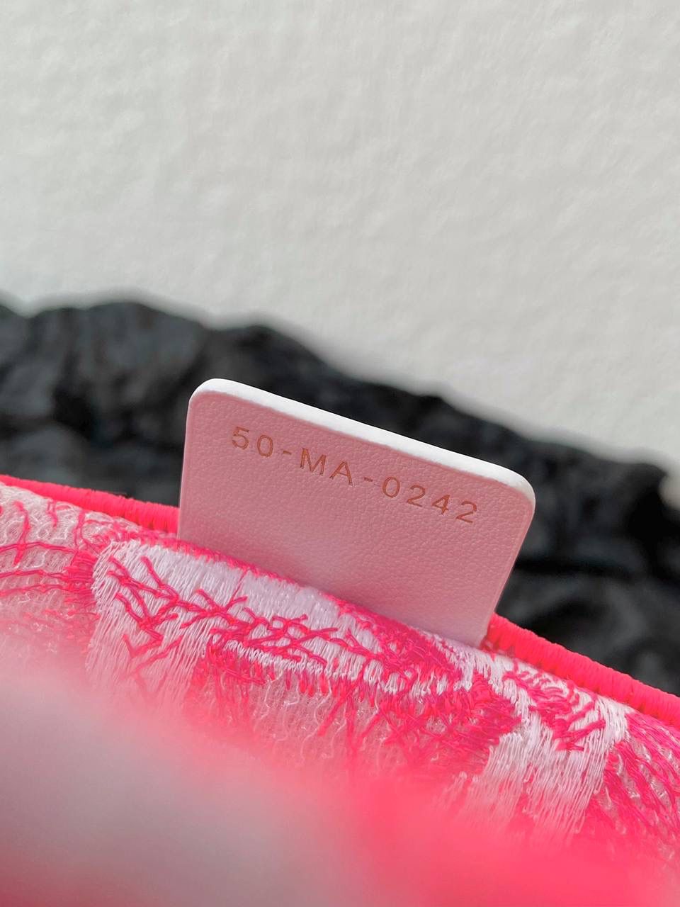 🈶透明粉中号 𝗖𝗗 𝗕𝗼𝗼𝗸 𝘁𝗼𝘁𝗲购物袋"夏日限定" 全新透明帆布材质，轻盈通透的质感 自带清凉属性，是这季的最大亮点🤟🏻 茹伊动物印花与荧光色调的碰撞 怎么会有这么好看的颜色啊😍 不愧是色彩大师，活力氛围拉满 超醒目的荧光效果和度假气息扑面而来 将优雅融为一体，谁心动了，我不说 刺绣的复杂程度，直接搞疯师傅们 这只购物袋真的要细品，那那都是细节 size：36.5×28×17.5cm