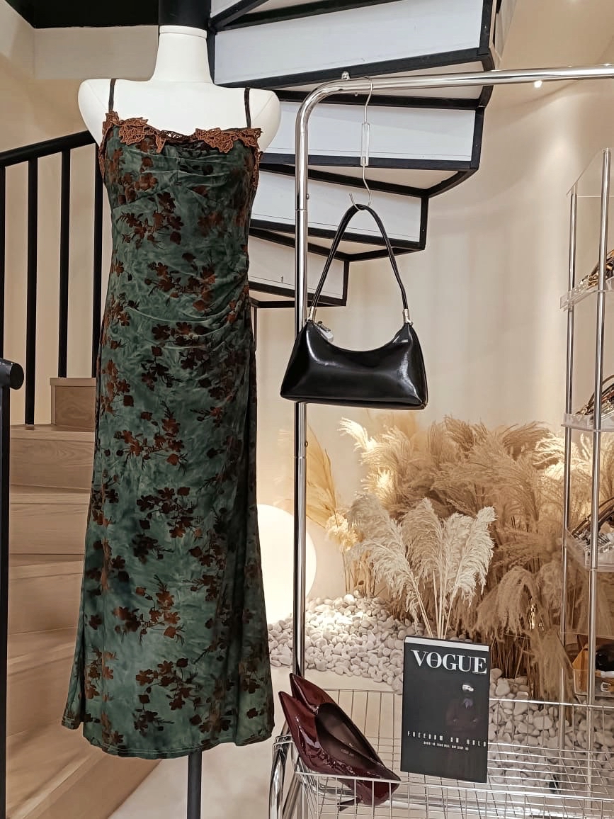 纯欲吊带连身裙