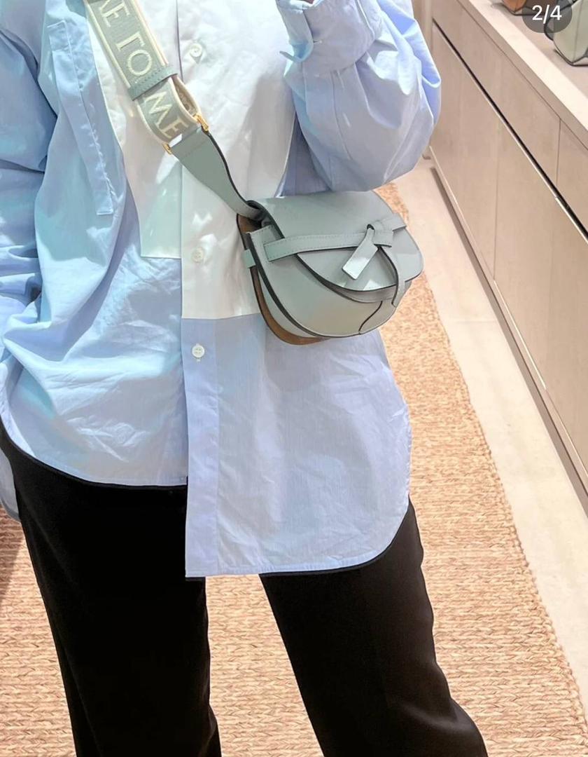 长在了中国人的审美上——罗威 精简低调的包款，设计也非常独特，采用天然牛皮革精制而成，并配有马鞍缝线的打结皮革带和侧面锁扣的金属插鞘，该系列包袋由此而得名。 迷你:15-9.5-12.5（中部最宽处21cm） 编码:522127织带粉末灰