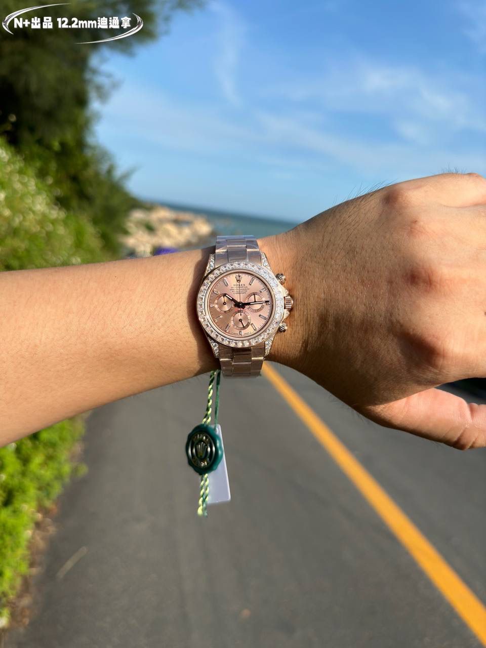 宇宙计型迪通拿！镶嵌钻圈超A壳套7750机最新版厚度仅12.2mm到货‼️ C厂开模一比一完美复刻！！！ 迪通拿尺寸:40mm×新12.2mm/老12.4mm 功能:时、分、秒、计时显示 机芯:7750一体机/改顺调机芯。 动力储存:72小时 镜面:超级水晶天然蓝宝石 字面:原版定制面版，高品质 材质:904L精钢表壳，原版一致快拆头粒，非小厂货一体普通表壳 表带:AR厂钢带，品质保证 圈口:采用进口莫桑钻镶嵌 防水:100米