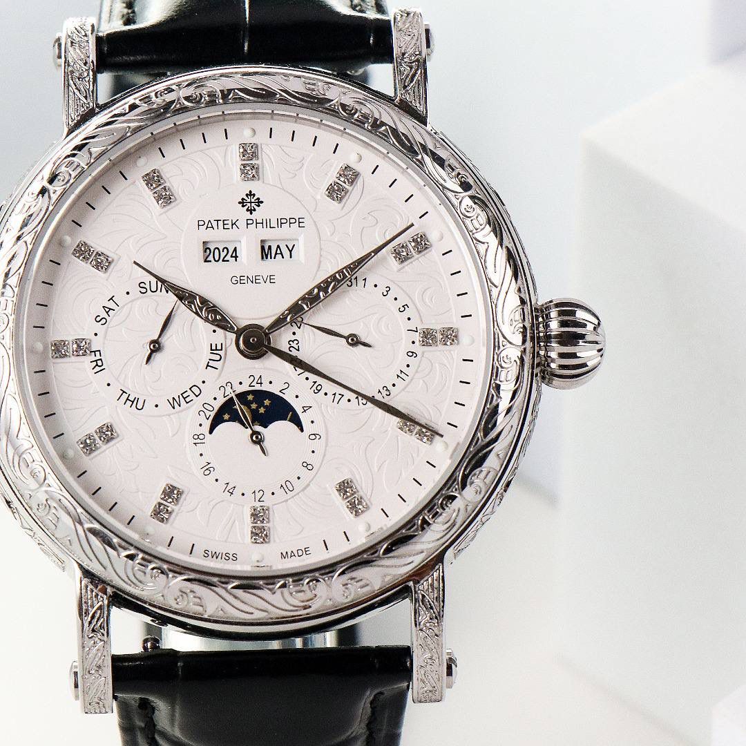 【铁划银钩 苍劲有力】高颜值新品 古朴。复古。精湛的工艺！ 年度最佳典藏之作——百达翡丽古典超级复杂多功能 万年历功能腕表 团队历时两年多精心设计，不计成本，敢为人先，力求完美，克服重重难关，突破多层技术瓶颈，机芯型号为CH 29-535 升级版，质量稳定！【表带】经典意大利小牛皮表带，纹路清晰，质感好。搭配圈市面最顶级的百达翡丽灯笼表扣，通用原装无压力。 优雅的Calatrava雕花表壳极具个性，42毫米的表径适配大众男性手寸，与专柜一致，非常商务可亦休闲。