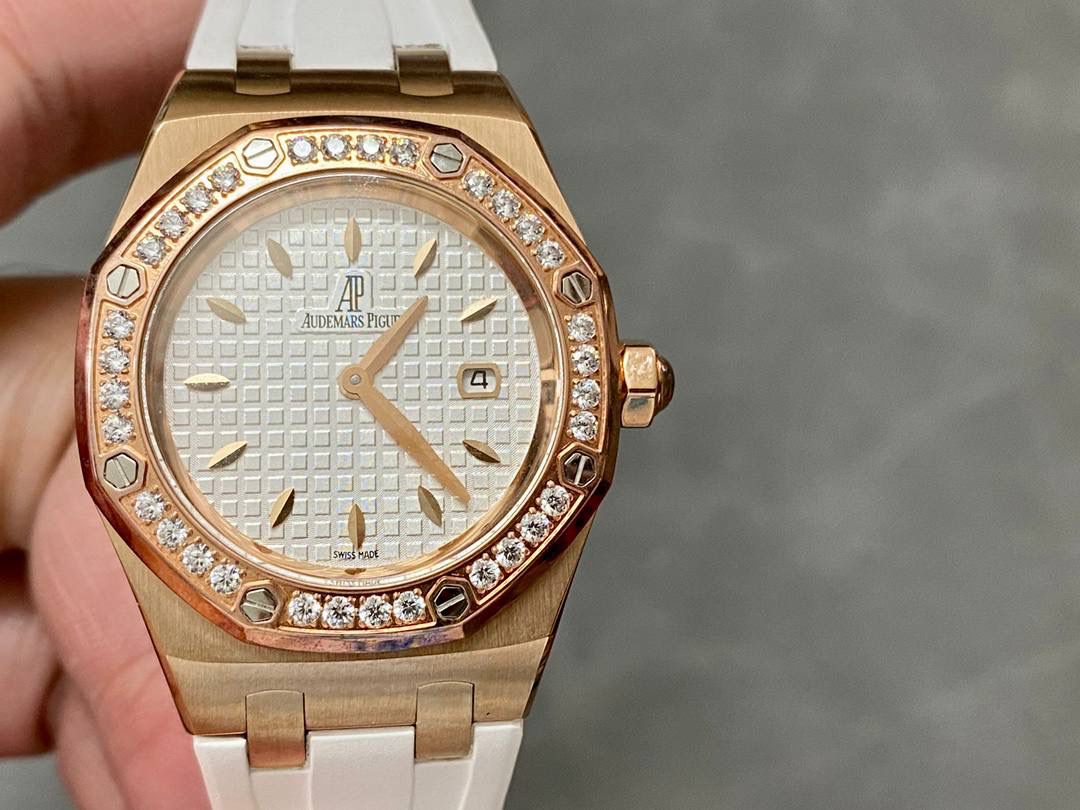 爱彼67601 尺寸33mm 全网女神看过来😍😍这款爱彼女表才是最具有性价比的… 爱彼皇家橡树系列型号67601石英腕表，皇家橡树系列独有的八角形外观还拥有爱彼独特的设计风格也将女士优雅风格融入其中，深受女明星们的爱戴，表带澳洲湾鳄鱼皮，即使只有33毫米的小尺寸，也将爱彼独有的纯净美感与刚毅线条展现的淋漓尽致💝💖💘而镶满钻石的表圈也为佩戴的女士增添了更多的柔美。（32颗明亮式切割美钻）巴蒂镶嵌一枚半透明凸面蓝宝石，搭载瑞士进口石英机芯，拥有实用的日历显示功能，女士们佩戴起来不会显得沉重 ！