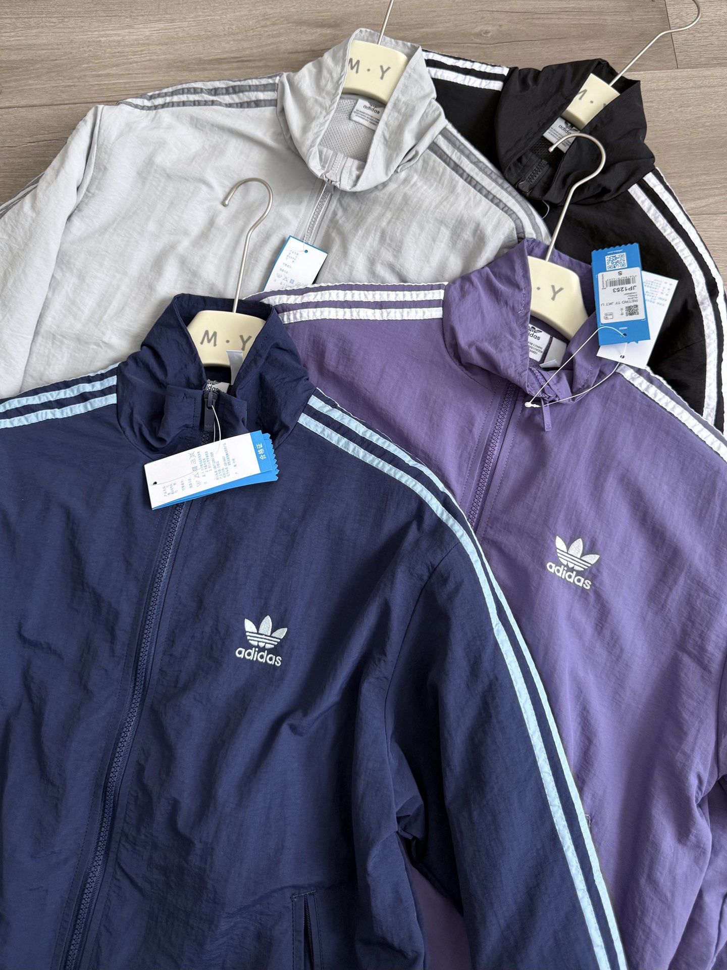 $128件。2件起$120件。Adidas韓系學院風外套