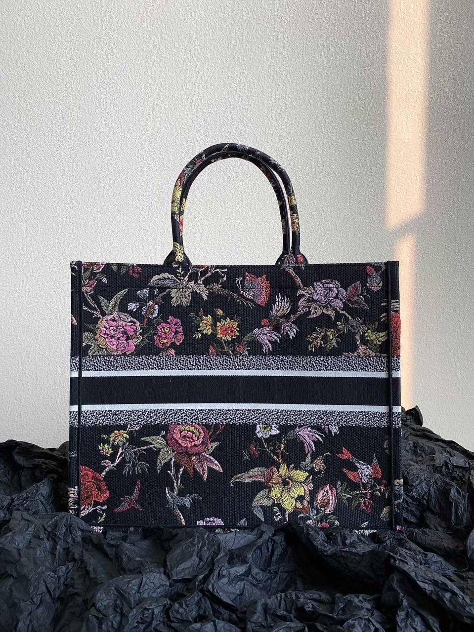 🈶植物花园，黑色大号 𝗖𝗗 𝗕𝗼𝗼𝗸 𝗧𝗼𝘁𝗲 23早春度假系 浪漫的花卉刺绣，细节感非常强了 栩栩如生，不言而喻的精湛刺绣工艺 握住只有你的花花世界吧 42×35×18.5cm