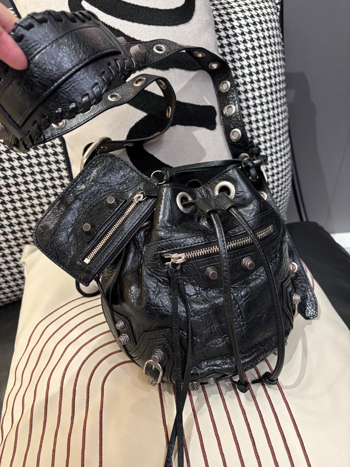 Balenciaga le cagole bucket bag Blac 100%Authentic ,98%new  ✅收據✅mirror ✅coins bag✅dust bag