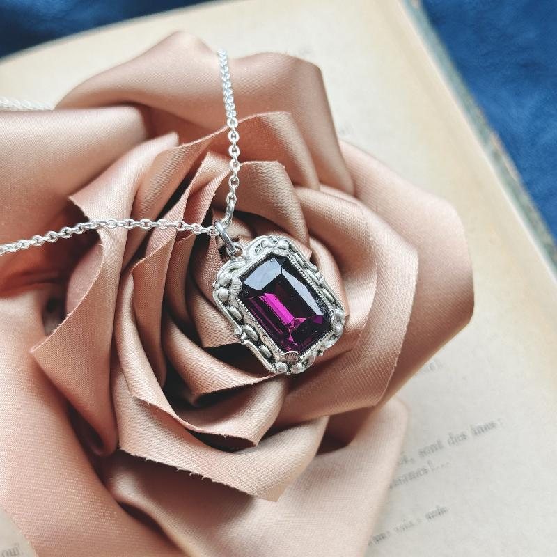 Vintage 1950s Czechoslovakian Faceted Purple Glass Pendant Necklace (MW246)