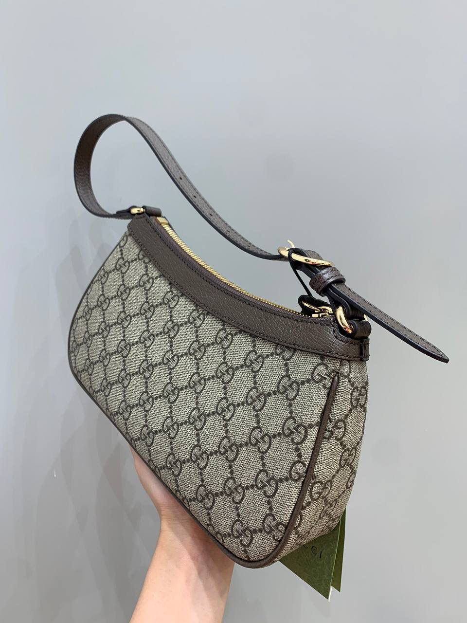 新背景实拍正品级 。新晋断货王🔥 这只腋下超级火，经典老花颜色永远不会过时，而且容量也很大，是当下最流行的腋下麻将包型，我觉得可以入手的原因是这种经典款不会只流行一季，而是随时间流逝历久弥新的设计理念！ 型号 735145 尺寸25/15/6cm