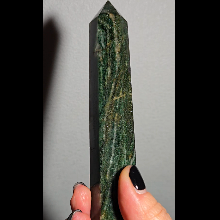 Green mica in fuchsite tower with natural marbling - MCA72