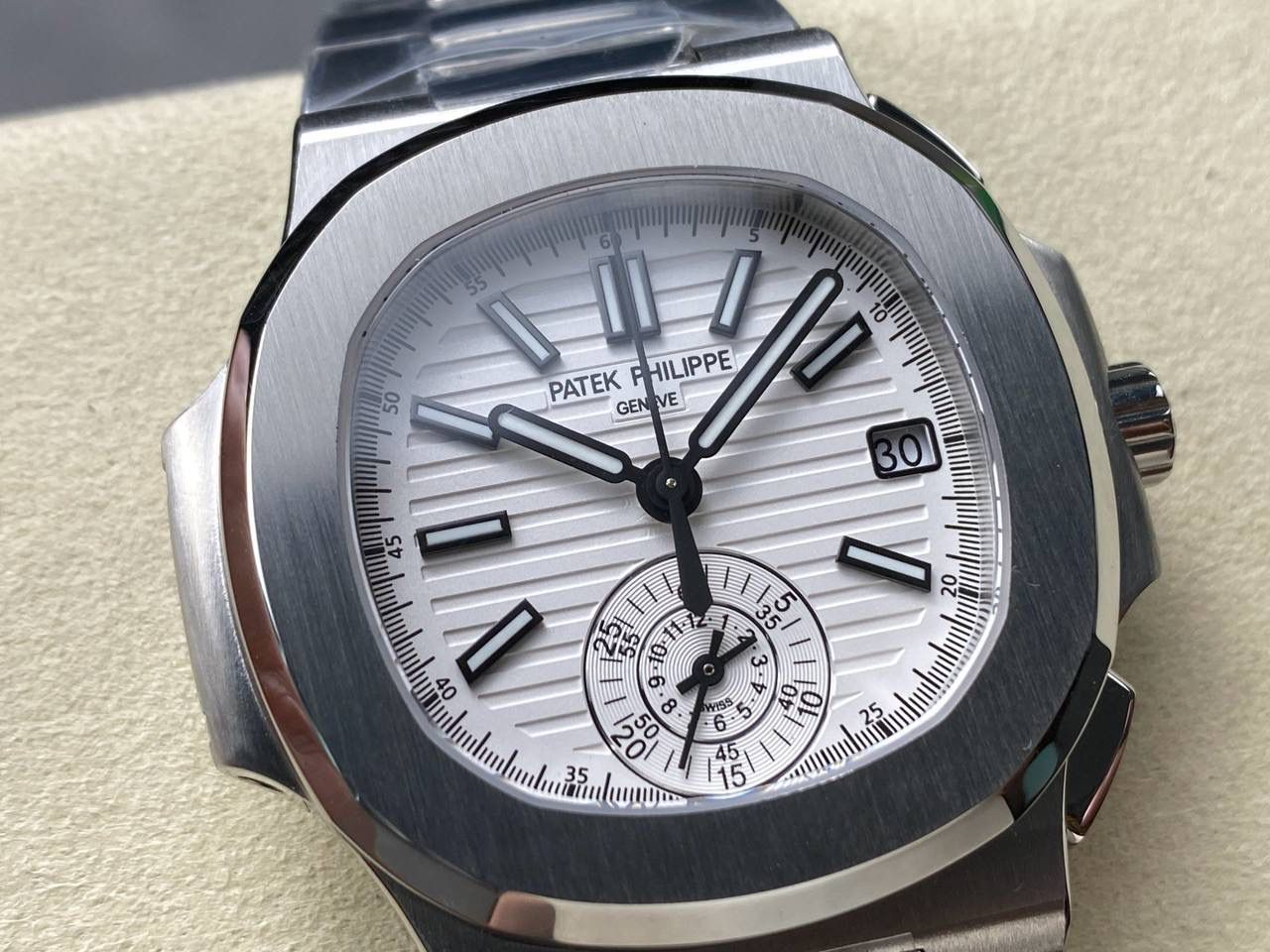 V2版真功能🌐真小秒！3K工厂 百达翡丽鹦鹉螺5980/1A-014多功能计时腕表V2版本，真小秒、真功能！【表壳】腕表尺寸40.5毫米，同正品一致的枕型表壳采用正面拉丝，侧面抛光的两种工艺组合，层次感分明，质感十足。尽显精湛工艺。【表带】采用原装表带一比一量身打造，每节表带的中央抛光部位，都能呈现钻石的形状，尽显高级质感。【机芯】3K厂采用定制版PP.CH28-520机芯，完美还原正品，时分秒，日期，和计时大秒功能。欢迎各位表友品鉴🌐