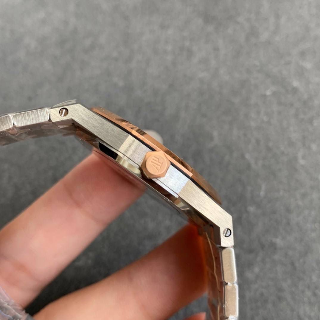 🚀连专柜都很难买的AP女款到货啦！皇家橡树系列中的女士腕表，其官方型号为67651ST.ZZ.1261ST.01，皇家 橡树系列独有的八角形外观还拥有a p独特的设计风格也将女士优雅风格融入其中，深受女士们的爱戴，即使只有33毫米的小尺寸，也将爱，，彼独有的纯净美感与刚毅线条展现的淋漓尽致。 而镶满钻石的表圈也为佩戴的女士增添了更多的柔美。搭载瑞士石英机芯、拥有实用的日历显示功能‼️