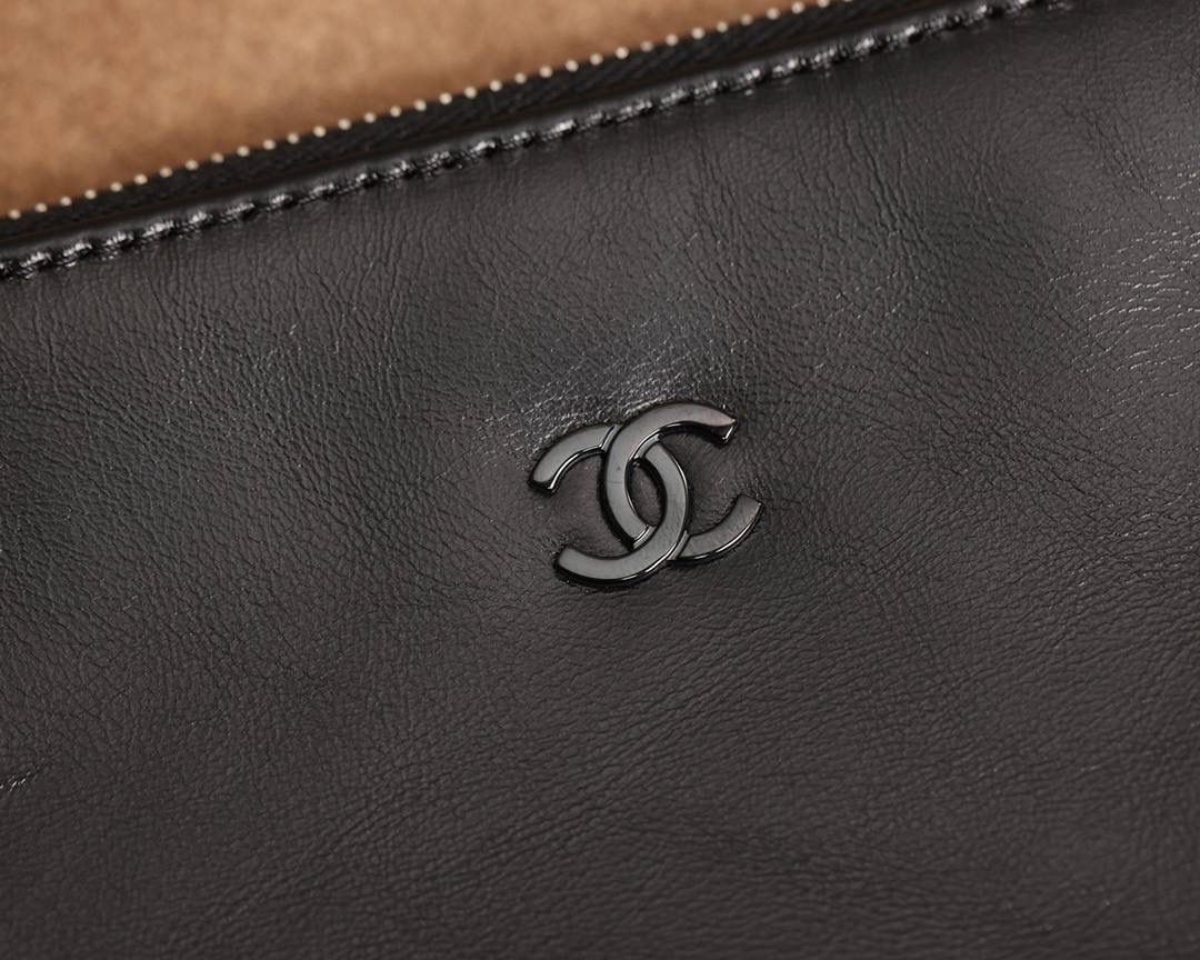 小香2022主打的爆款 22 bag已经火爆全网全球👜 我们简称“垃圾袋”，确实有点像垃圾袋 不过实用🧐 我们只做渠道货 我们只做原厂皮独家渠道货 唯一对版的渠道货 22bag 黑色黑字小号🖤 尺寸：35 X 37 X 7cm