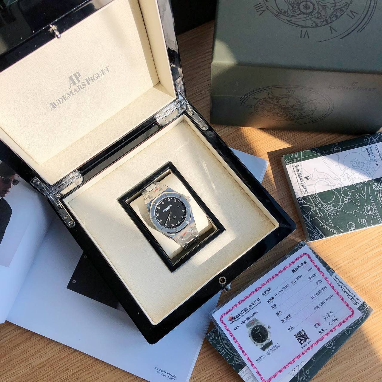 爱彼皇家橡树 型号152070R.00.12400R.01——震撼上线：剔除机芯甲板多余部分，使之变得更加镂空——成就钢表巅峰—— 实力演绎 卫冕“钢”王！ 【6大精妙之处】 1.正品拆解开模，尺寸为41X10.4毫米与正品一致！ 2.完美还原正品表壳的每一处细节，尽显正品“棱角分明 坚毅果敢”的阳刚气质。 3.钢带的做工无可挑剔，比市面上任何钢带表做工均要更上一层楼，钢带头粒和表头衔接的“缓冲带”的松紧程度与正品一模一样。 4.字面采用VS1.2 天然真钻 权威国检机构出具GTC真钻证书 5.自动陀的与原装致敬，是市面唯一做到颜色于原装一致的版本（市面一般版本均偏红）其上的ap族徽雕刻独一无二。6.打破夹板概念，采用进口机芯改爱彼CAL.4302一体机！更稳定，更优秀，更真实。 7.表盘的“饼干纹理”立体饱满，精神抖擞！绝非普通小厂一般失魂落魄。 体验精妙 感受不同！ 必属精品！