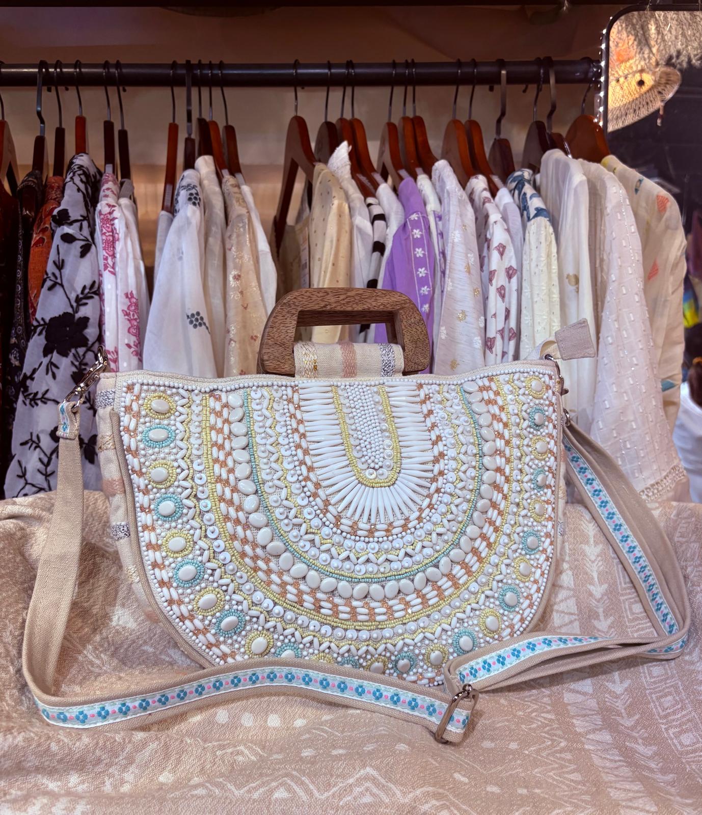 印度製造 - 半月型粉色全珠仔刺繡木手挽袋