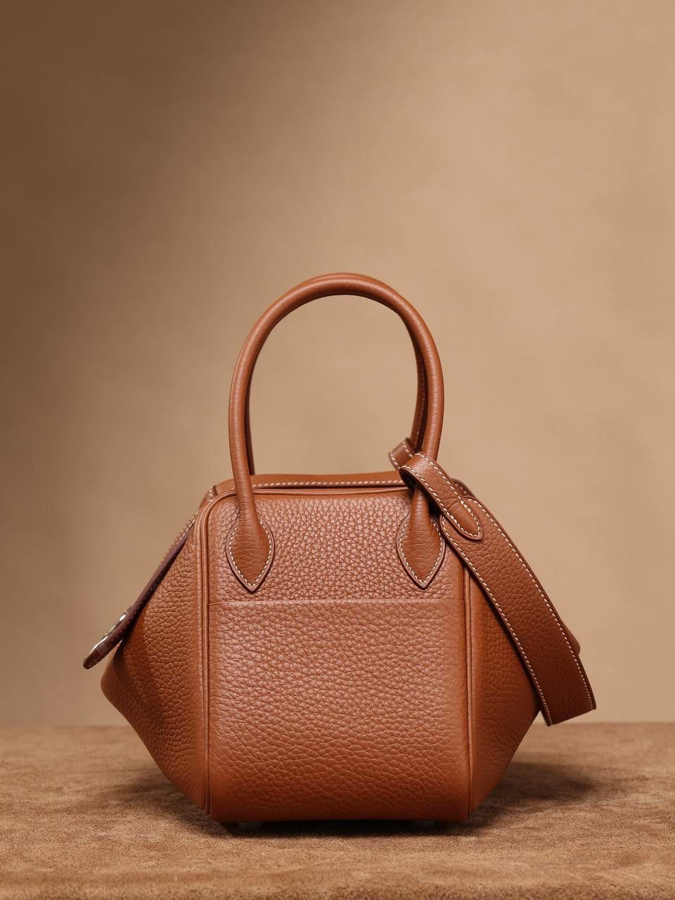 Hermes 爱马仕 Lindy 26cm 金棕银扣👜✨ Lindy 独家渠道货 独家欧洲原厂皮原厂五金组装的ZP尾单货 尺寸：26*18*14 cm Lindy是采用原厂的正品TC皮，什么是TC皮？ 爱马仕专用的clemence,简称tc皮，是Hermes最受欢迎的皮革之一，颜色会比Togo少一些，但是纹路比Togo细腻，含油更高，更软，因此稍稍有些下垂感的特点。 欣赏独家货源的美 闭眼入😍🤭👍