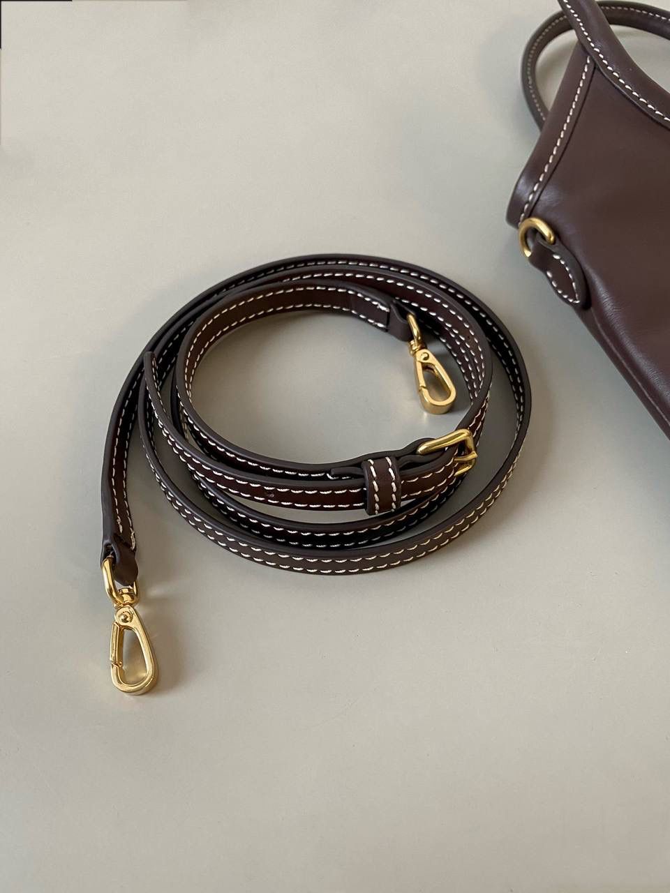 🈶石南木色 𝗠𝗶𝘂𝗠𝗶𝘂托特 缩小版的ivy来噜 真的是除了可爱还是可爱！ 感觉谁背都是萌萌哒hahaha～ 这种siza就不挑身高了，没有局限 还有肩带，除了手拿斜挎也巨好看 容量小包里算不错的了，日常外出足够，能放pro max 20×24cm #F0110m