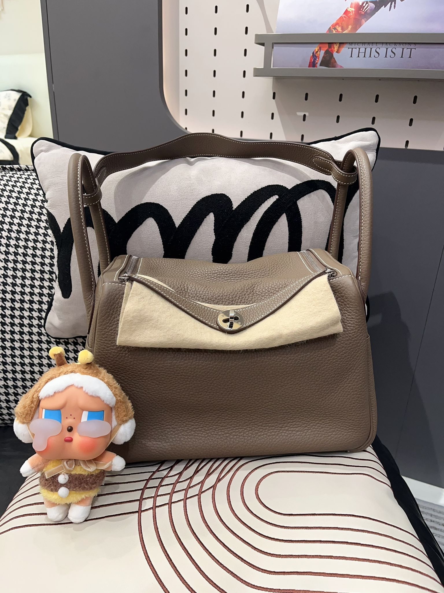 Hermes Lindy 30 Stamp C 大象灰銀扣 TC牛皮 100%Authentic, 98%New ✅Dust bag✅Raincoat ✅Box