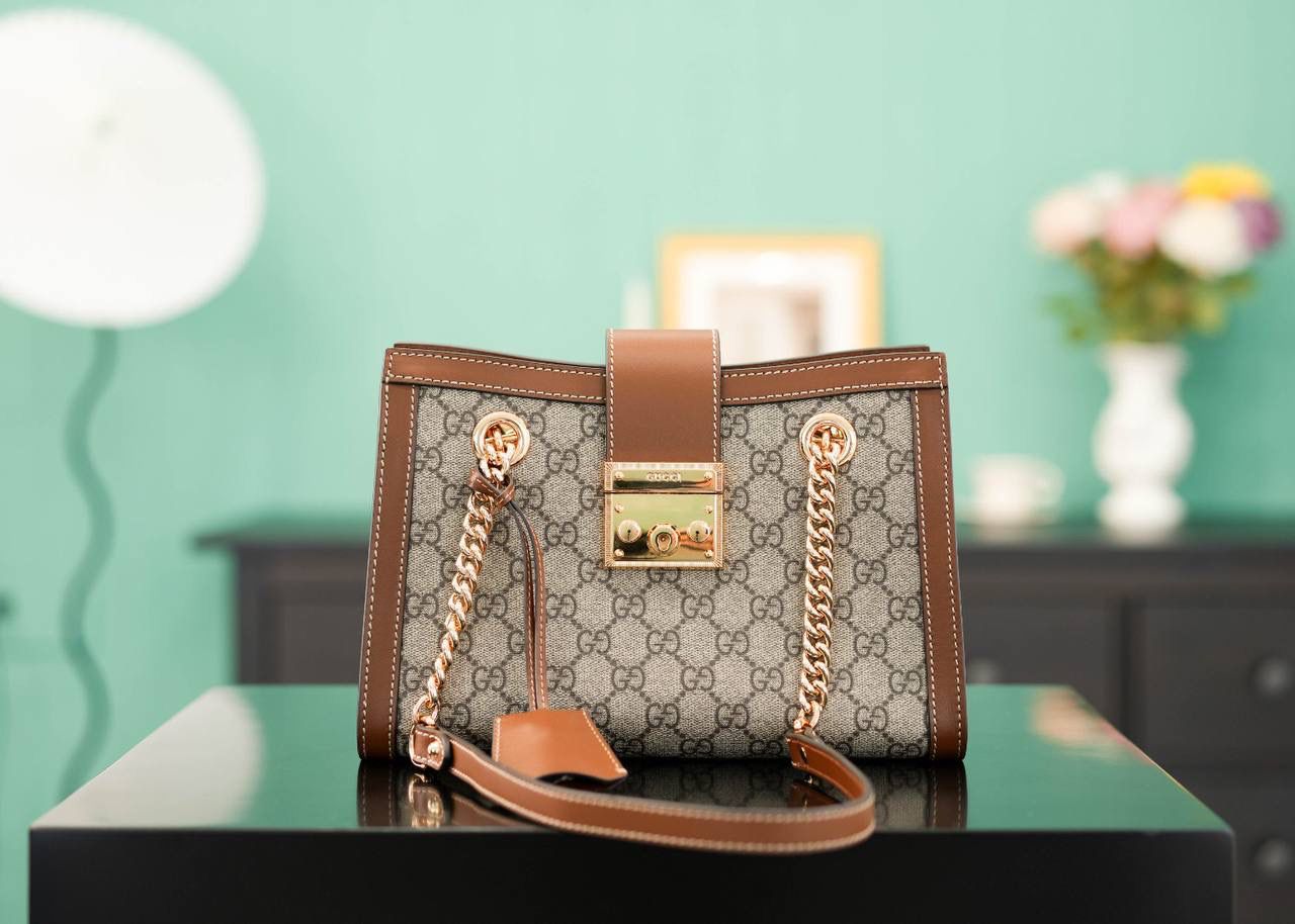 🥯Padlock系列GG小号肩背包 老花棕色 26cm 休闲、随意、有范且非常大牌的款 真的非Padlock这款购物袋不可 通勤风，小号容量也非常OK 包身轻便，非常适合上班族！ 官方款号 498156 尺寸：26x18x10cm