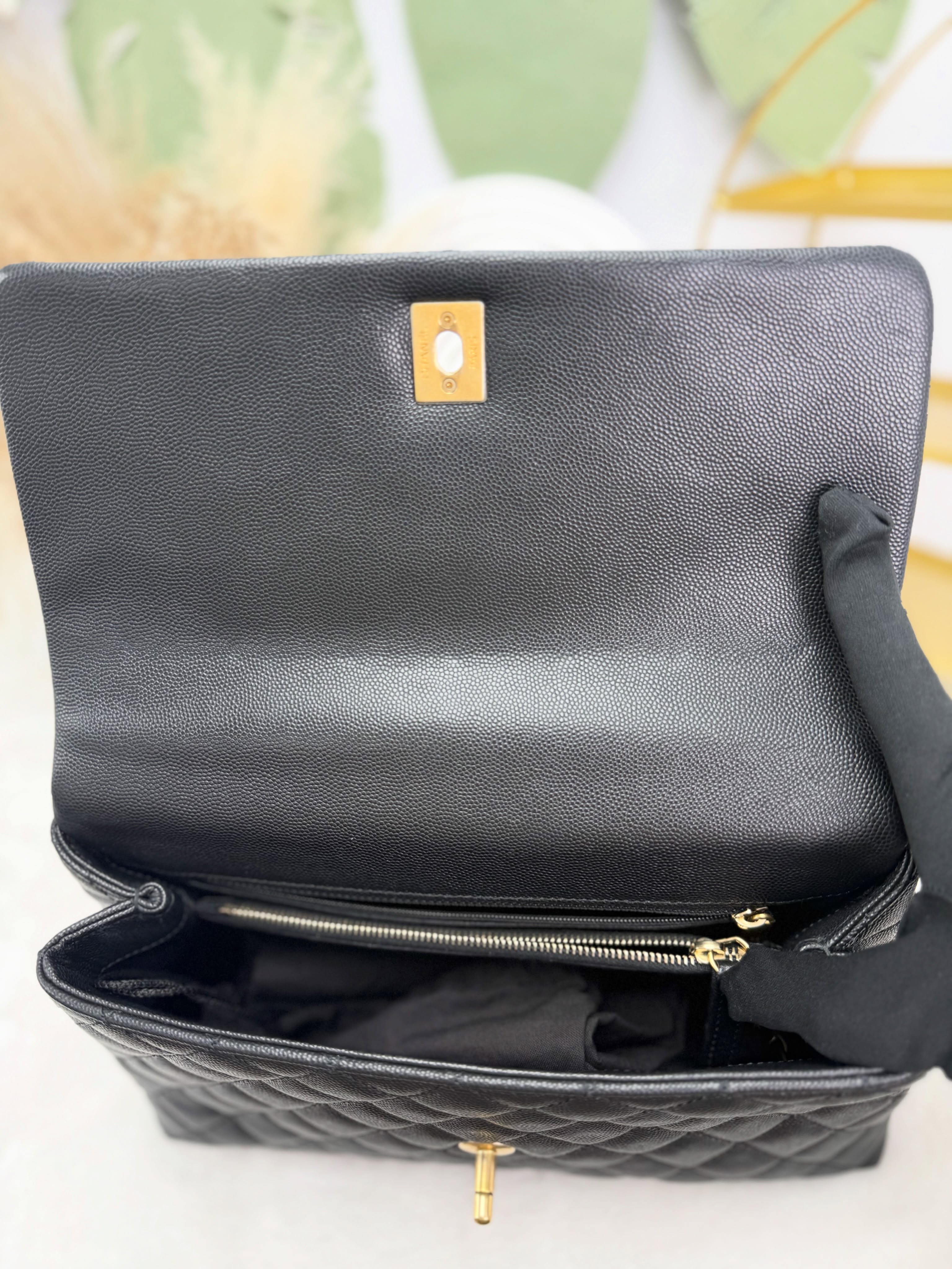 Chanel👜 PRE OWNED 🛍️❤️Coco Handle 紅蜥蜴手柄  黑金荔枝皮🖤24開