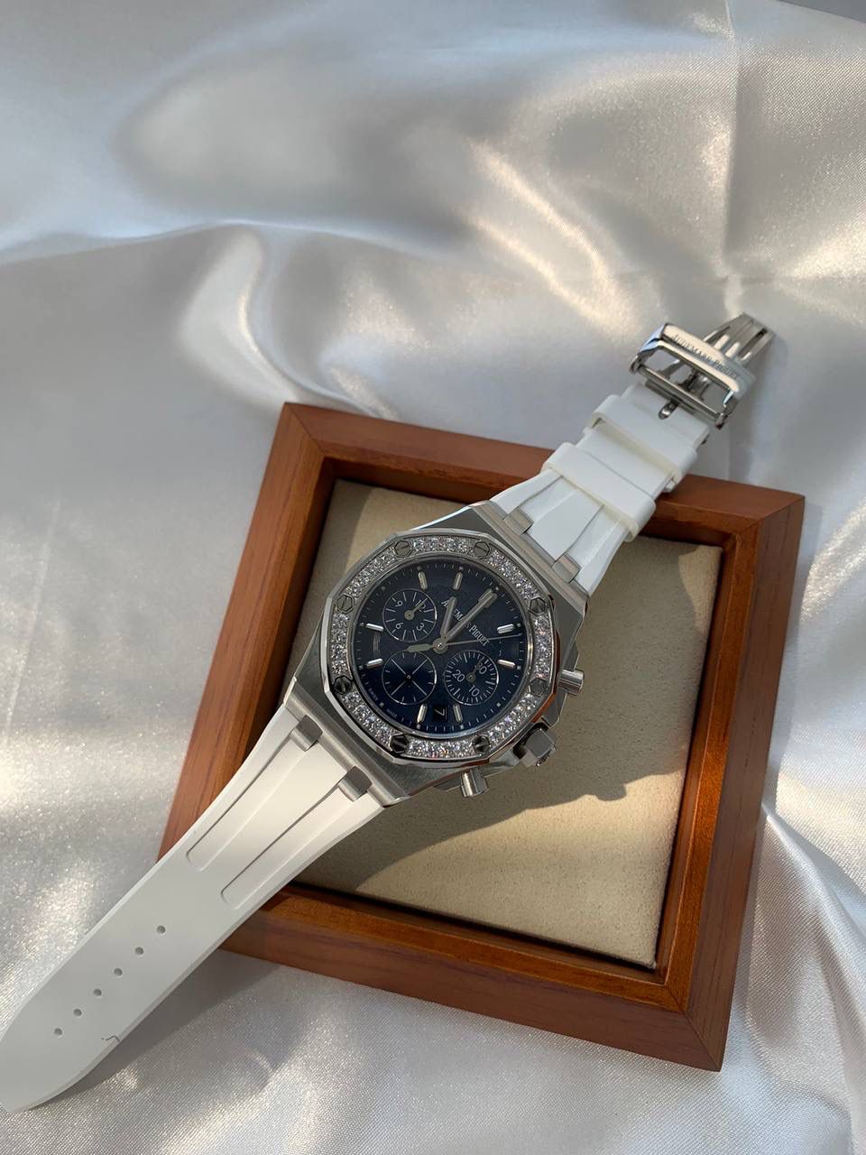 爱彼女款、小红书爆款，喜欢大表盘的女生、必备款，表盘37MM、蓝宝石防刮花玻璃，316精钢表壳、纯手工镶嵌32颗莫桑钻、搭配瑞士多功能石英机芯精准走时，表带采用进口橡胶工艺，佩戴舒适不过敏、折叠扣设计，佩戴便捷，数量有限，先到先得，多种色系，穿搭任选！