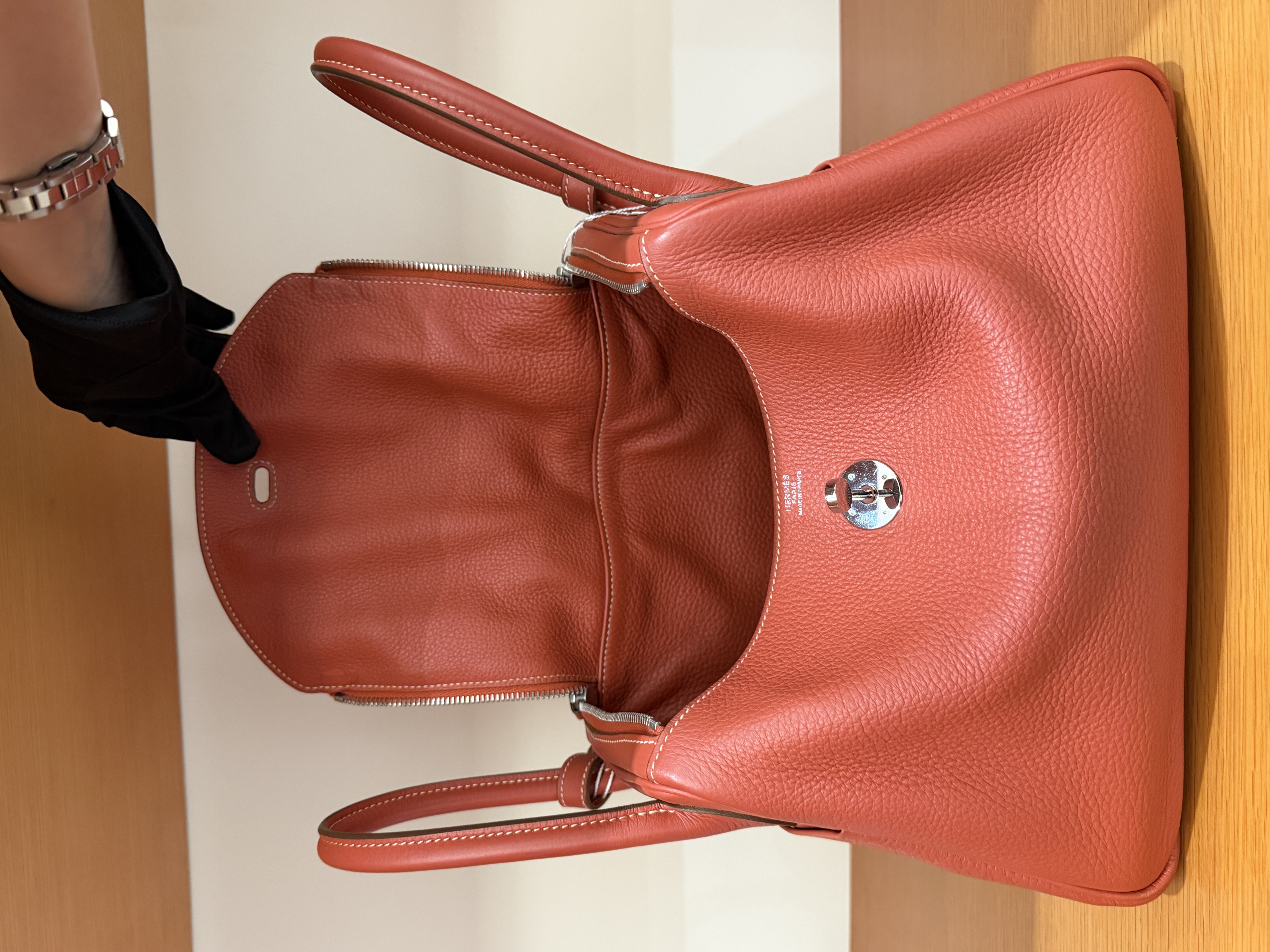 直播貨品 |  [1個-$100 2個-$300］框Q HH38