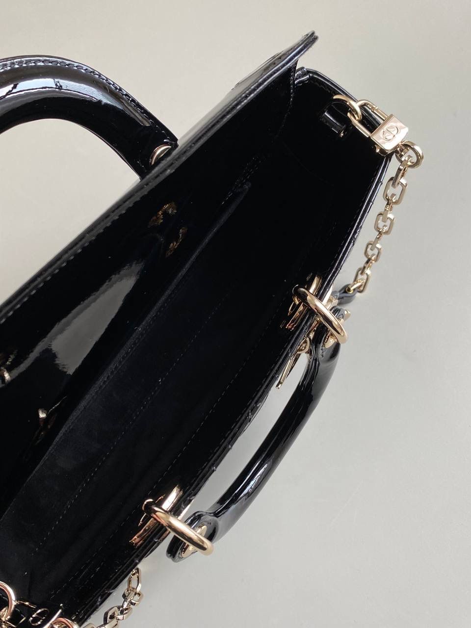 黑色中号🖤𝗗𝗶𝗼𝗿 𝗗-𝗝𝗼𝘆 𝗯𝗮𝗴漆皮款 时尚果然就是轮回，回归了一把中古戴妃 长方包形，短链条➕细长肩带直接封神！！ 复古时髦感超强，真是什么场合都可以把住 绝对是lady中的天花板了，强势出圈啦姐妹们💗 26 x 13.5 x 5cm