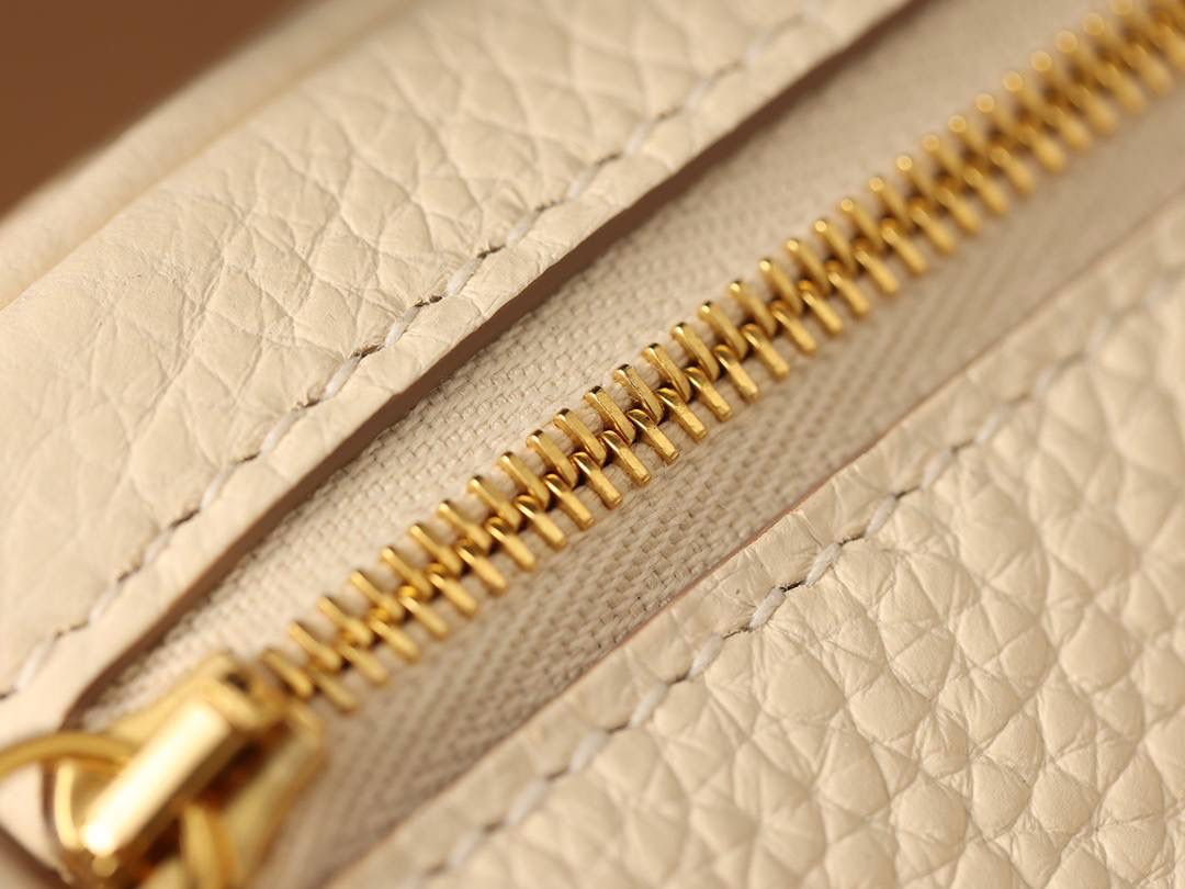 Hermes 爱马仕 Lindy 26cm 奶油白金扣👜✨ 尺寸：26*18*14 cm 奶油白真的实物很漂亮，YYDS😍 五金介绍，拉链尾部的"H"是刚好的正方形，而且每笔都是很直，菱角分明，表明平整 图二至六图的的五金四个小螺丝是人工围着这四个小圆点边雕琢上去的，而且小螺丝这点的周围圈是有孤独深的圆形，这点很多人都不知道，这个是符合正品工艺的 拉链是纯原装金扣的RIRI拉链 所以在五金方面我们拿捏的死死的 无人能敌 🤟🏻 渠道货是注重任何一个细节的 做到任何人都做不到的点 这就是天花板😍💯👍