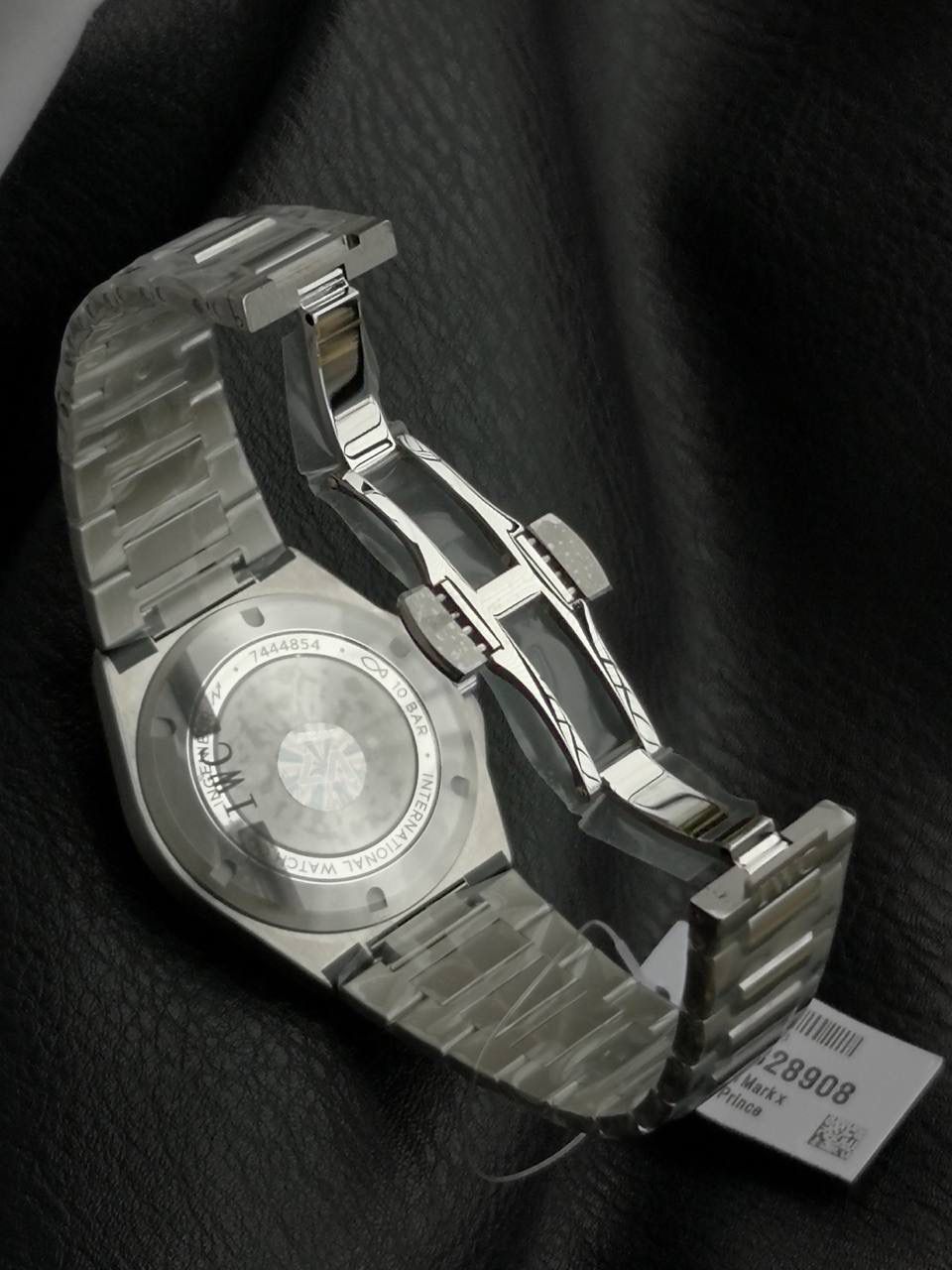 全新工程师自动腕表40 “牛油果”限量款（IW328908），灵感源自《F1®》电影布拉德·皮特佩戴定制表，全球限量1000枚。 采用精钢表壳与表链，“网格”纹饰绿色表盘饰以金质镶贴时标，精妙复刻影片中角色的配色美学。 绿色表盘源于布拉德·皮特的个人标志，搭配“网格”纹理和功能性螺丝表圈，凝练工程师系列的结构语言，致敬IWC万国表与F1赛车运动的长久友谊。