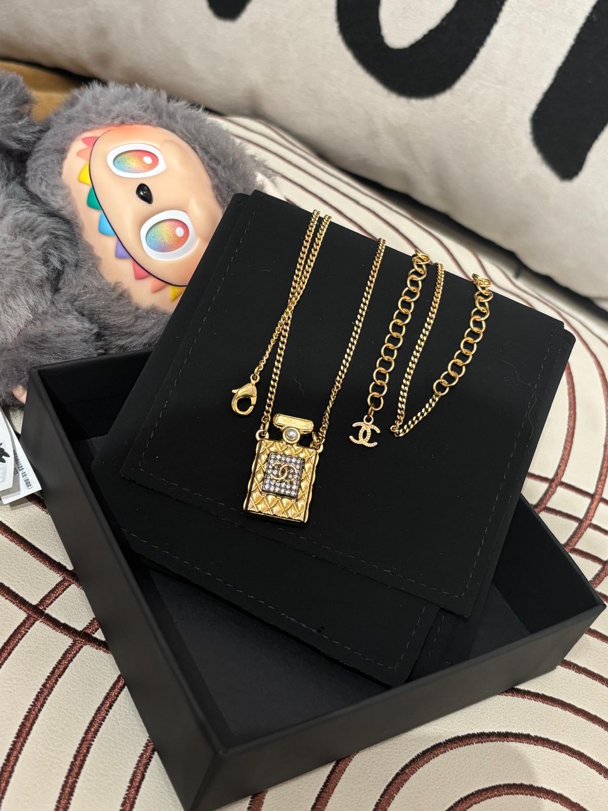 CHANEL CC RHINESTONES PERFUME BOTTLE NECKLACE A20A 金色金屬CC水鑽香水樽頸鏈 100%Authentic ,98%new✅box 