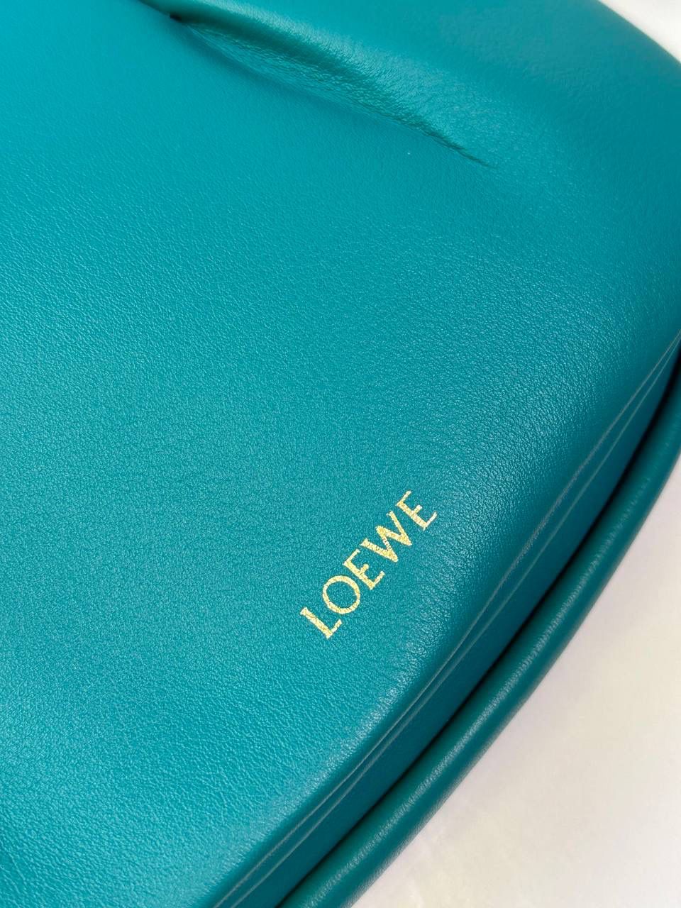 全新*𝙋𝙖𝙨𝙚𝙤 𝙨𝙖𝙩𝙘𝙝𝙚𝙡 手袋🛍️【祖母绿】 —— 朕品1w7➕😘 尺寸:𝟐𝟓-𝟏𝟕-𝟖𝐜𝐦 编码:062318 ✅做工精致，廓形简洁优雅，独特、柔软的褶襇结构，超轻盈构造，纳帕软牛皮革（里外全皮），顶部饰有flamenco螺旋绳结。 ✅配置双肩带，短手柄肩带可做腋下包不可拆卸，长肩带可肩背可斜挎可拆卸调节，磁扣开合设计，多种背法随心所欲❤