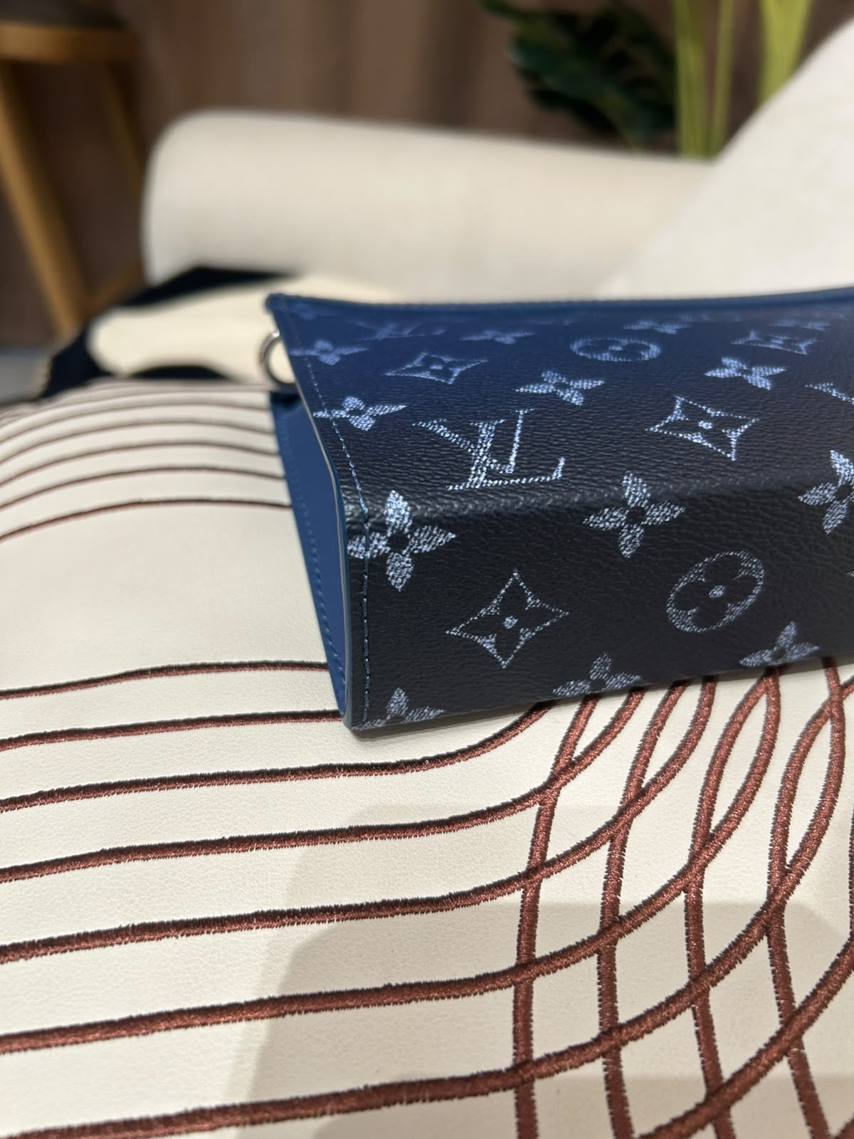 Louis Vuitton Gaston Wearable Wallet LV 漸層藍色 M11544 100%Authentic ,unused  ✅塵袋✅strap✅box