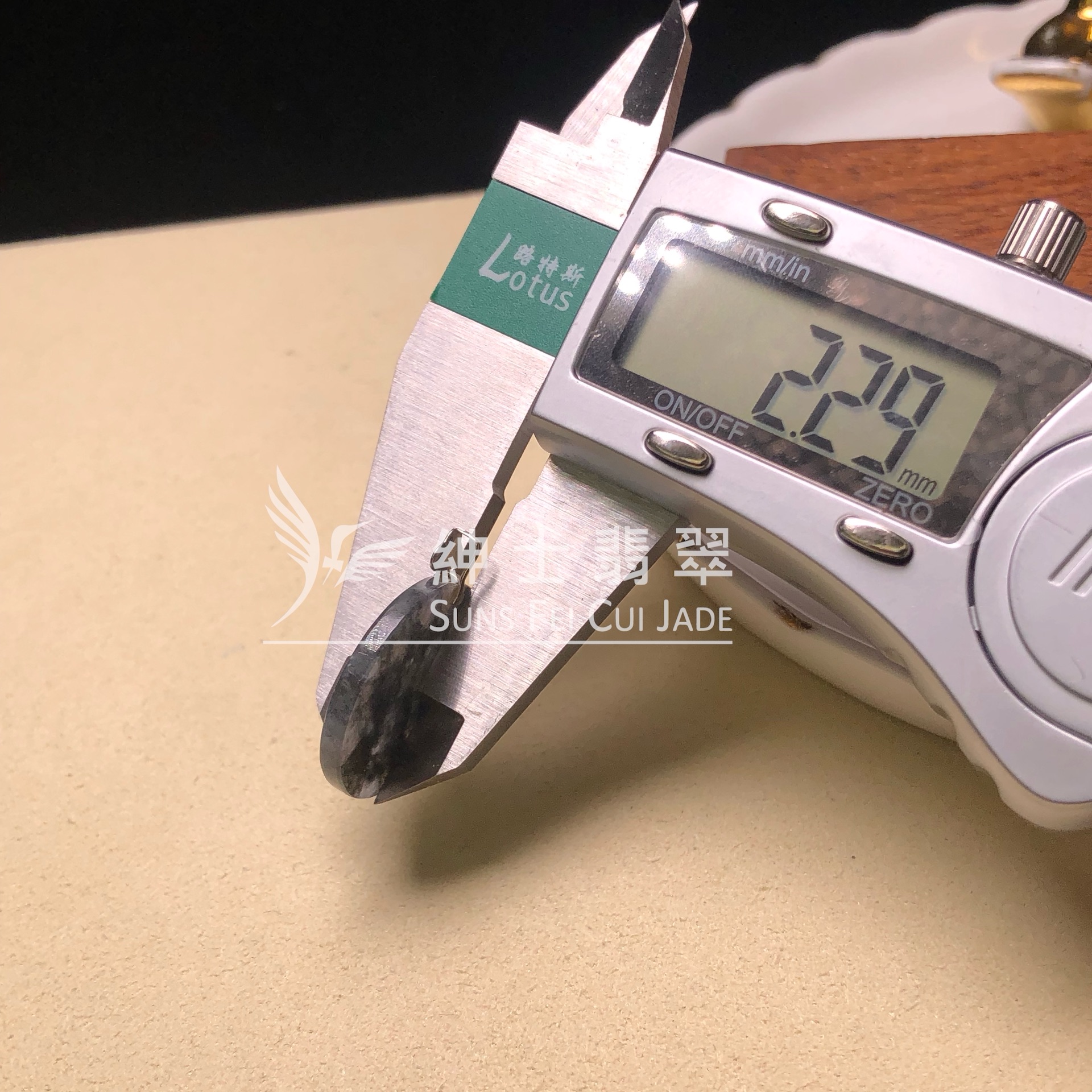 YK00825 冰烏雞圓牌連18k吊墜