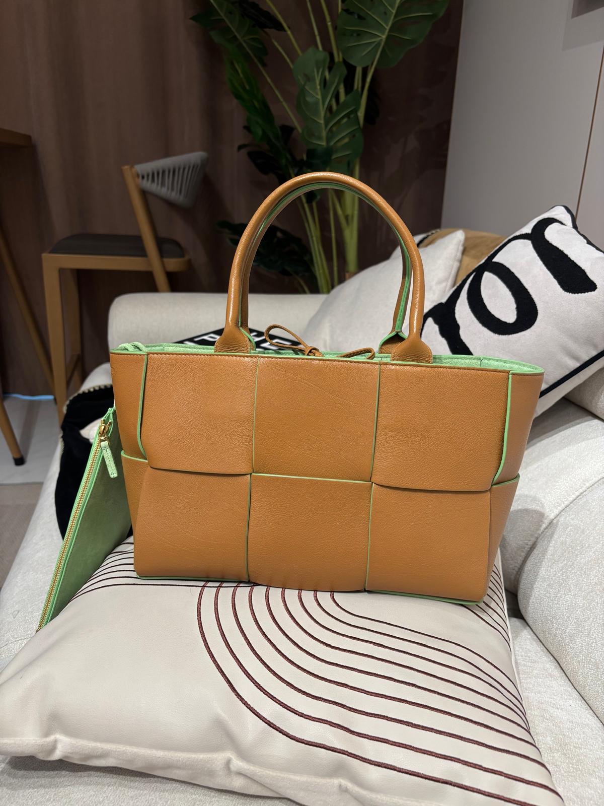 Bottega Veneta BV Small Arco Tote Bag 100%Authentic, 98%new ✅Pouch✅Dust bag