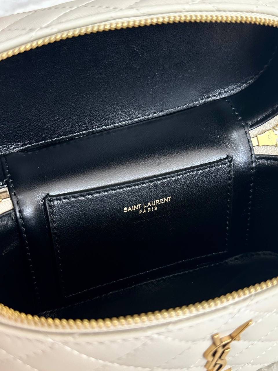 ys1 mini gaby vanity手提小盒子 白色🤍 小可爱来袭，嘿嘿嘿 他们家不只是大包精彩 小包设计得也很出彩 它是有点箱包的设计 像个化妆包，也像小废包 但是它一点都不"废"哦 容量超级优秀，放手机📱正正好 这个包难做的是它的菱格的蓬度 不能完全平整，也不能像小香那样的蓬 微微鼓起的内托最难做 就是所谓的"肉感" 小羊皮的细腻程度也是和zp一样的 市场上你们可以去对比这只包的做法 整只包的灵魂我们是研究透了的！😍💕 18×11×6.5cm766731m