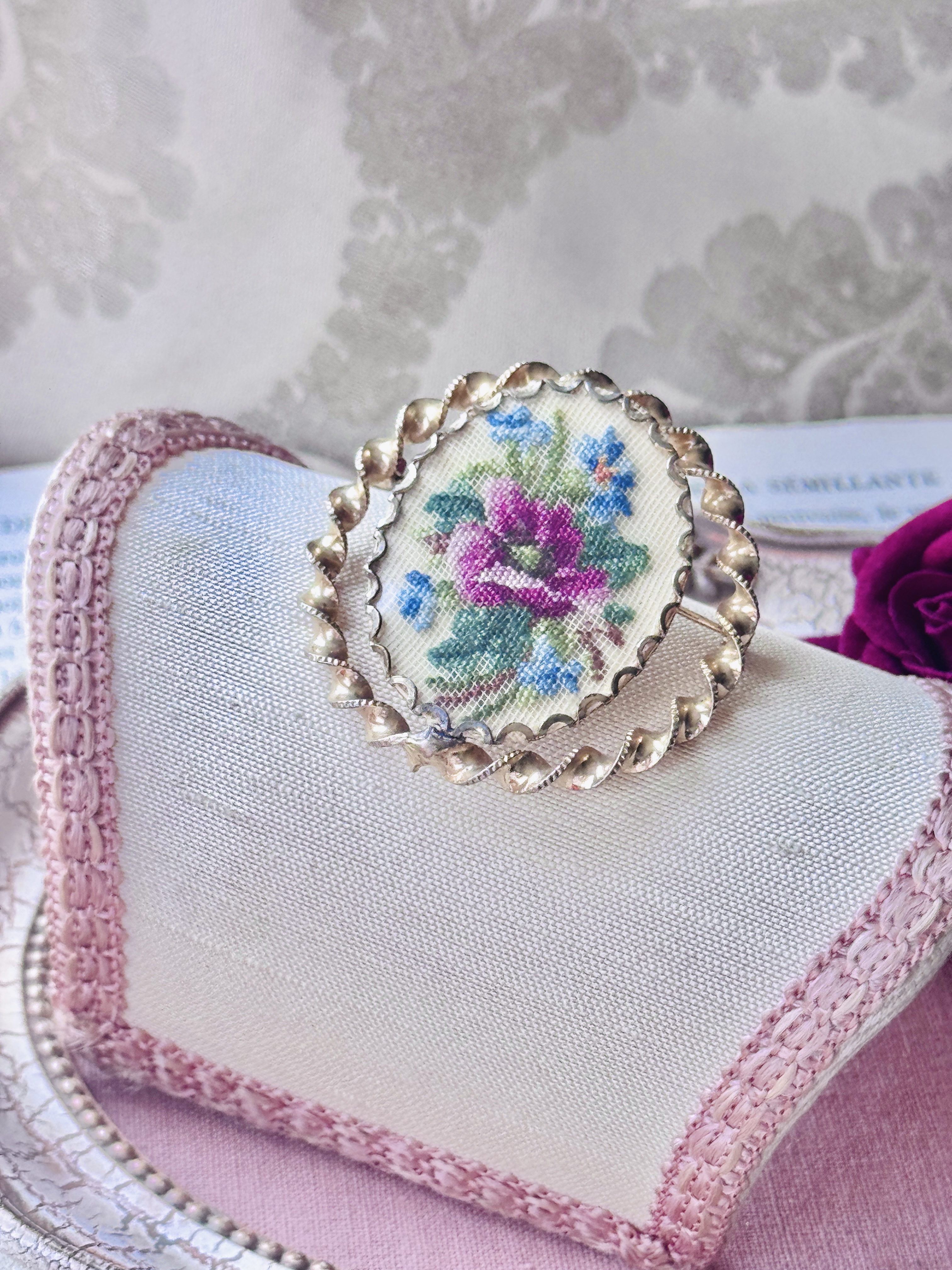 Vintage C.a. 1960s Floral Petit Needlepoint Large Framed Brooch (NZ117）