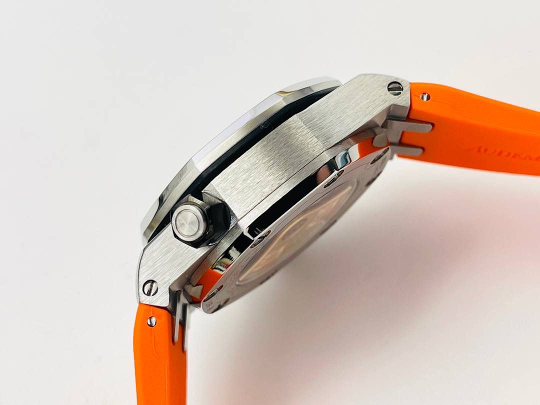 爱彼A P皇家橡树系列水果腕表！ 型号：26703 跑秒计时自动机械男表！搭载原版cal.3124机芯 直径：42MM！ 1⃣️表壳材质选用的904L精钢，经过CNC一次成型锻造了42MM的表径，表壳在经过拉丝工艺多次打磨抛光后做到了无懈可击，包括螺钉也一致还原！ 2⃣️表盘字面格纹错落有致，立体感很强。刻度线粗细程度以及长短均与正品保持一致。条钉时标内部填充超强夜光材料。两组小圆盘对称分布，就像两只小眼睛。盘面内有一圈一圈的放大环，细节处理很到位。 3⃣️橡胶表带表面的磨砂质感很强.采用无味不沾灰尘的进口橡胶，只为提高佩戴的舒适感！ 4⃣️前后玻璃都采用蓝宝石水晶镜面玻璃，镜面通透性也很强。这款腕表采用3124机芯，做到了外观和正品的极其相似，走时精准稳定！