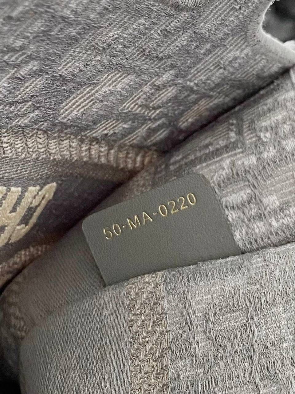 🈶老花灰，迷你 𝗗𝗜𝗢𝗥 𝗕𝗼𝗼𝗸 𝘁𝗼𝘁𝗲 𝗺𝗶𝗻𝗶手袋" 真的是太太太可爱了吧！！ 凹造型分分钟出大片的既视感 小包当道，推荐❗ 23×17×11cm