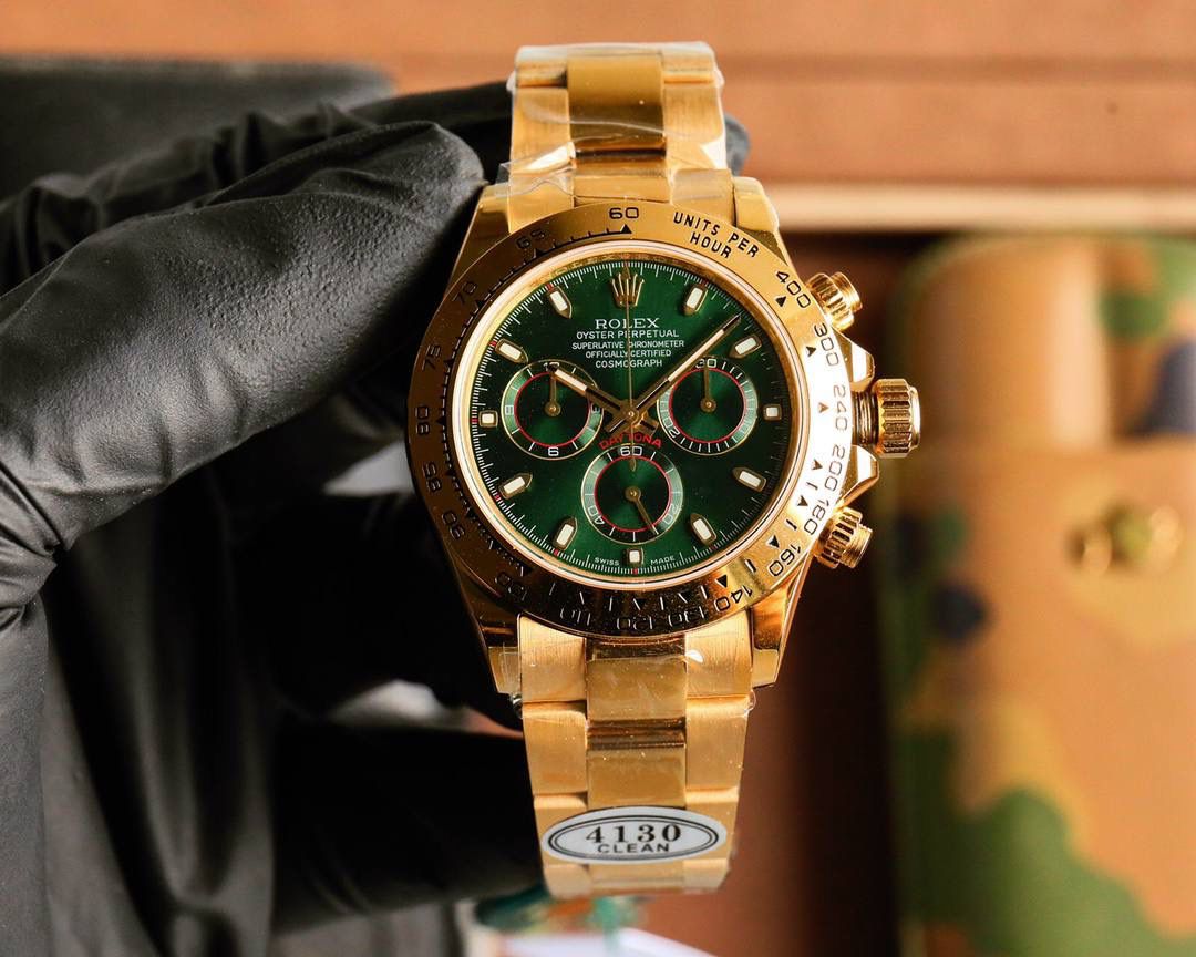 🔥 劳力士迪通拿🈶️最新版厚度12.2mm到货‼️ C厂开模一比一完美复刻！！！ 迪通拿尺寸:40mm×新12.2mm/老12.4mm 功能:时、分、秒、计时显示 1.迪通拿7750机芯腕表厚度按2023年最新表为12.2mm，旧款为12.4mm,市场其它版本7750假夹板机芯，通过压低针杆，改薄机芯厚度。稳定性极差，不能做到和正品一致。 2.采用7750一体机机芯，背后采用雕刻和电镀字体更加光亮。 3.钢带采用原AR厂。其次，表扣再次升级比例尺寸。 4.表壳更新底盖抛光亮面尺寸和牙边的弧度。 5.表针采用Buff工厂再度升级，三枚小秒针和大秒针，均按照单支定做且实心针套，针帽呈现蘑菇圆头状。 6.陶瓷圈再升级镀铂金膜字保持不变色，且更新字体粗细。 7.字面对照最新版白面，采用瑞士油墨加韩国陶瓷调制打磨做到有厚质感纯乳白色与原版无色差。告别市场之前发黑的“死白”色。 8.刻度字钉每粒独立CNC雕刻而成，每粒手工打磨边缘。夜光采用瑞士夜光粉与正品无色差。最终效果是市场最接近原版发光视觉。 9.玻璃采用全通透蓝宝石，无边缘视觉。