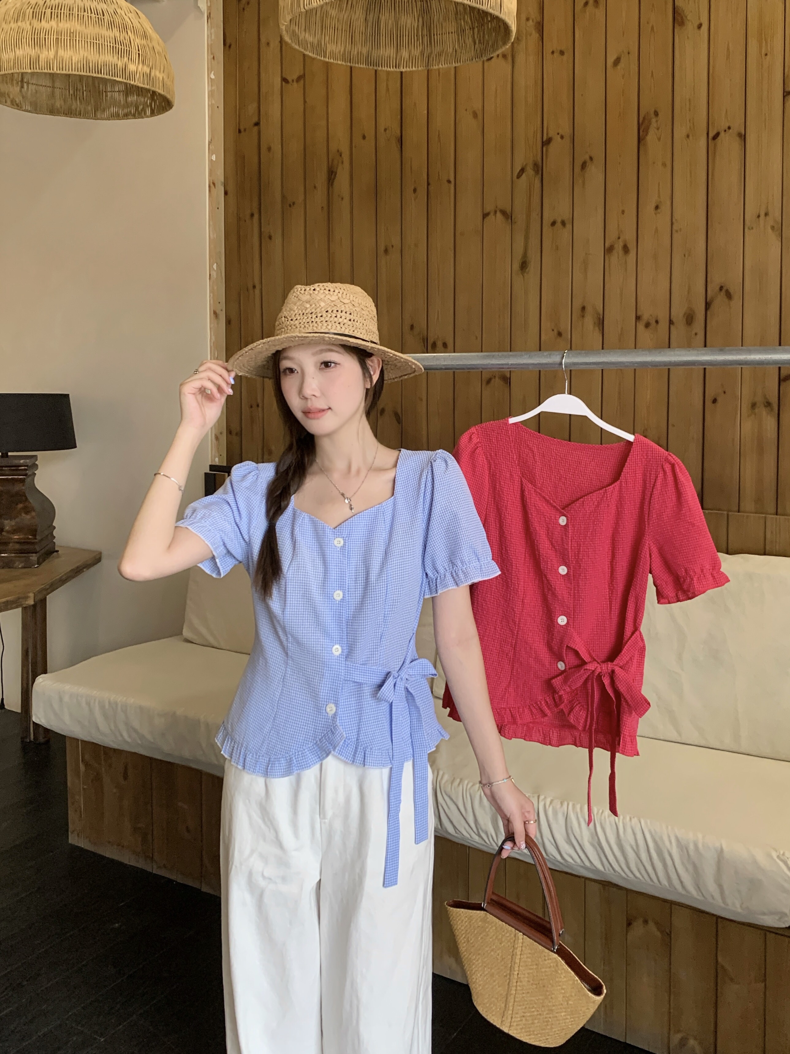 B38(80006) 法式格纹桃心领前排钮腰边系带下摆木耳边圆开角蓝粉上衣