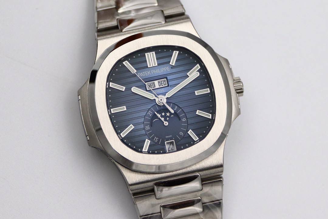 🔥新一代V3百 达 翡 丽🔥Nautilus年历腕表5726系列顶级版本 1⃣️全新一代V3表盘渐变深蓝色更加接近原装，正面可看出中间向四周扩散为蓝色渐变黑色，六点钟位置二十四小时盘同步原装CD纹，（现市面变盘均为蓝色未渐变且没有CD纹的错误版本）最新解毒版本 2⃣️新一代V3表壳，市面因壳身还原本就是一道道考验，各个环节工艺繁杂，现市面版本侧边三字位和九字位的搭配，还有四个功能按钮，基本摸起来都是高低不行且刮手的现象，GR全新一代V3表壳，经过几个月的研究和探讨，真正的意义上的做到了圆润的效果，侧边三字位和九字位搭配不管从什么角度，摸起来均不刮手不高低，同时四个功能按键位置也做出了调整，正品按键是为居中，市面普遍都是偏上且刮手，V3版本真正做到了一比一还原，不刮手且同正品一致居中。完爆市面所有版本 3⃣️V3表链依旧独霸市面，独家巨资开发表链，做到了柔软与贴手并存，每一节钢链中间都为正品一致工艺3D钻石菱形且立体感十足，不管多大多小的手腕均可佩戴，佩戴也极其舒适贴手，侧面与底部的打磨都与壳身一样的细腻。V3全新定义百达翡丽Nautilus终极版本（现市面均为廉价表带，没有正品的钻石菱形，也没有柔软与贴手，佩戴质感偏硬不舒适。还会有Nautilus的味道吗？）