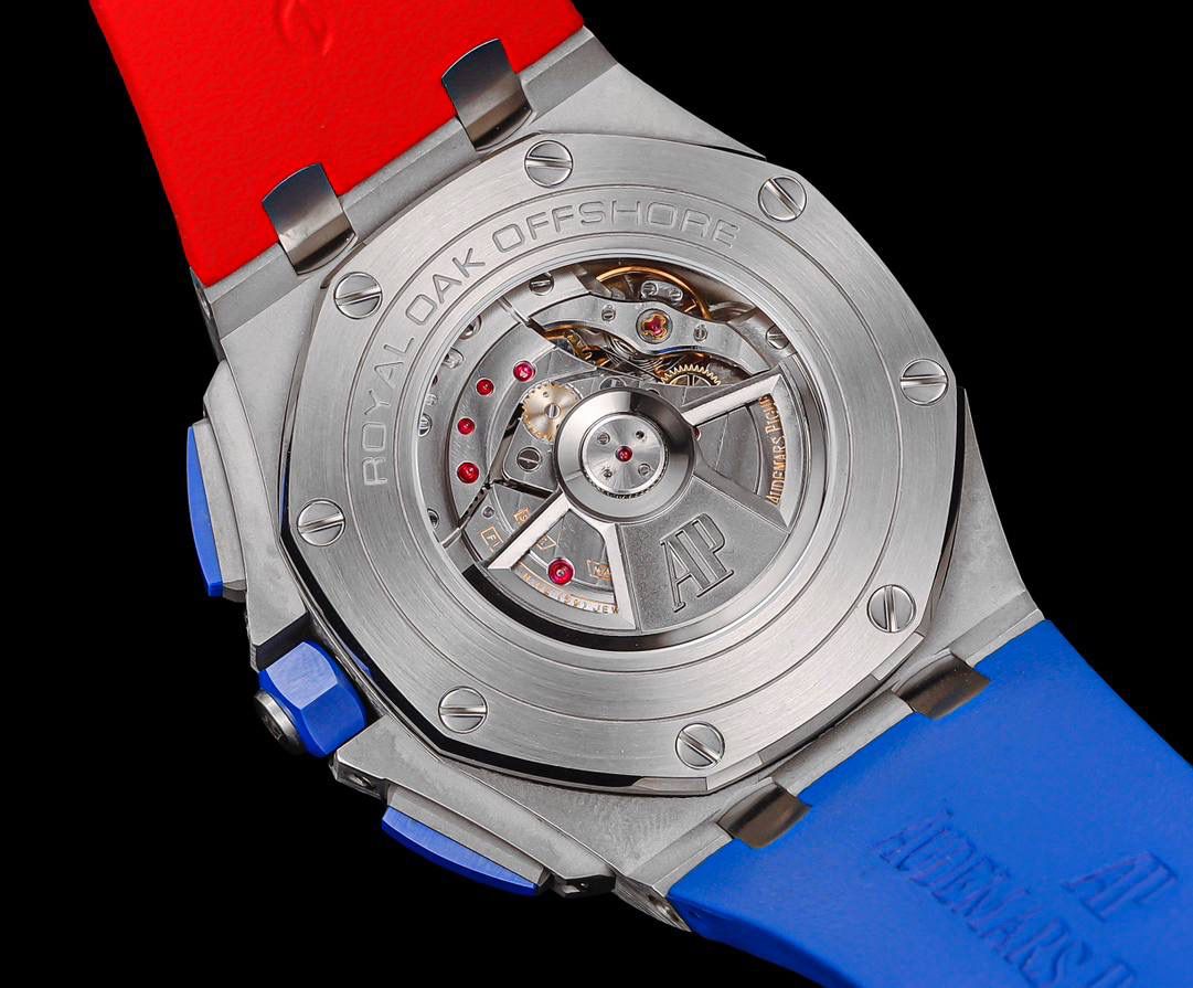 🚀皇家橡树离岸型26400/26238/26470系列正式登场！款式最全，做工最好的爱彼计时款腕表来了，有做工好的顶级货😍💯廉价的小厂货就别去考虑了！ 1，机芯采用12位小秒的定制版3126计时机芯，完美还原原版所有功能。经过精密打磨，大大加强了其稳定性。 2，其中碳纤维系列表壳采用全新碳纤维复合材料——「Carbon TPT® B.4」打造，这种高科技材料比常规 Carbon TPT® 密度提高4%，纤维硬度提升15%，树脂强度提升30%，材料结构经过各项异性优化，保持轻盈同时无比坚韧，提供迄今最强的抗冲击性能。 3，字面颜色均采用目前最先进电镀技术，非几年前的简单喷漆技术。每一个巧克力格纹装饰，通过CNC级别打磨，无限接近原版。 4，同步原版搭载微微活动头粒，胶带采用进口氟橡胶材质，皮带采用美洲鳄鱼皮材质，更加耐磨耐造。