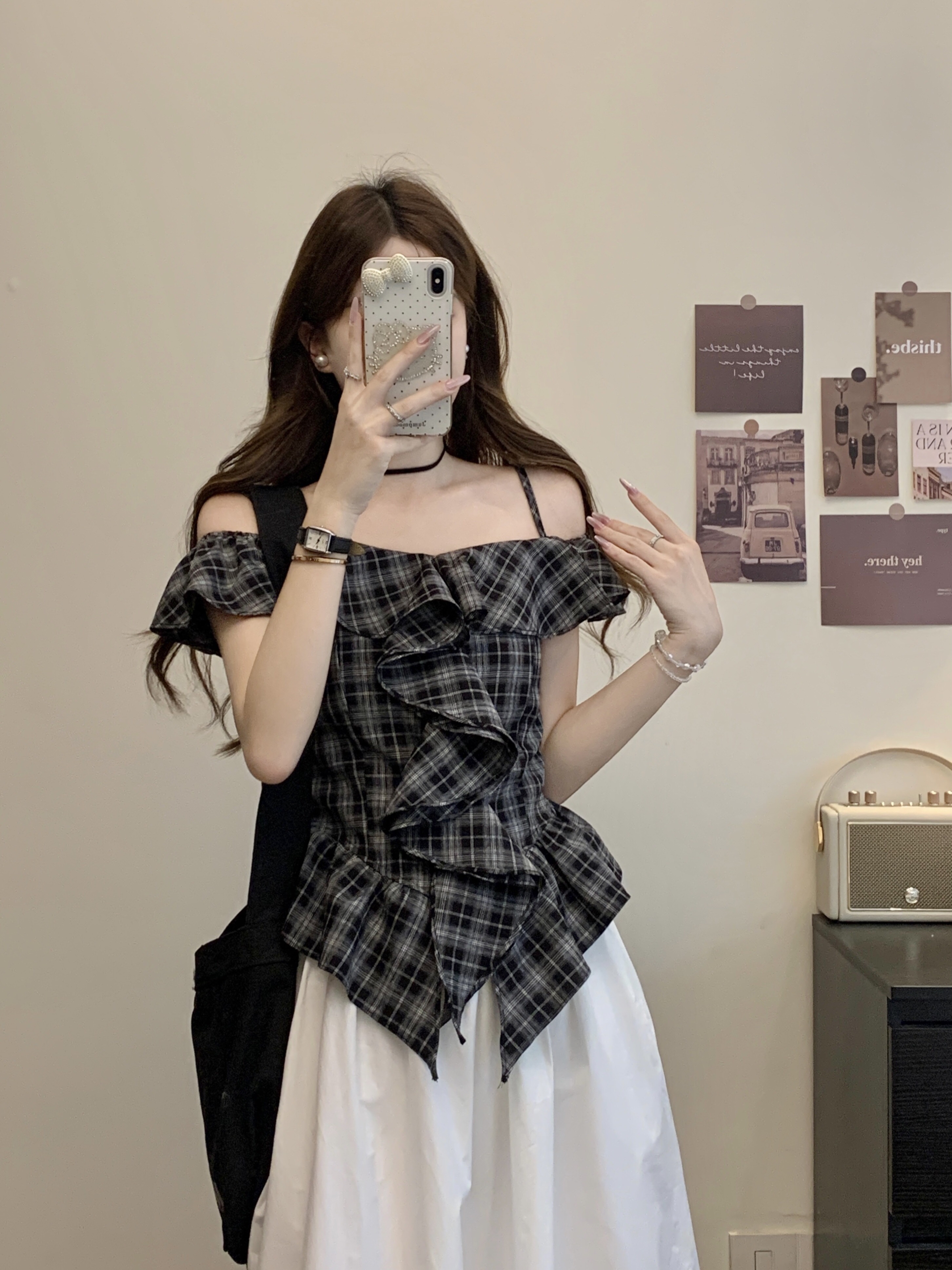 B32(1991) 韩系格纹前部荷叶一字肩吊带黑上衣与白长裙套装