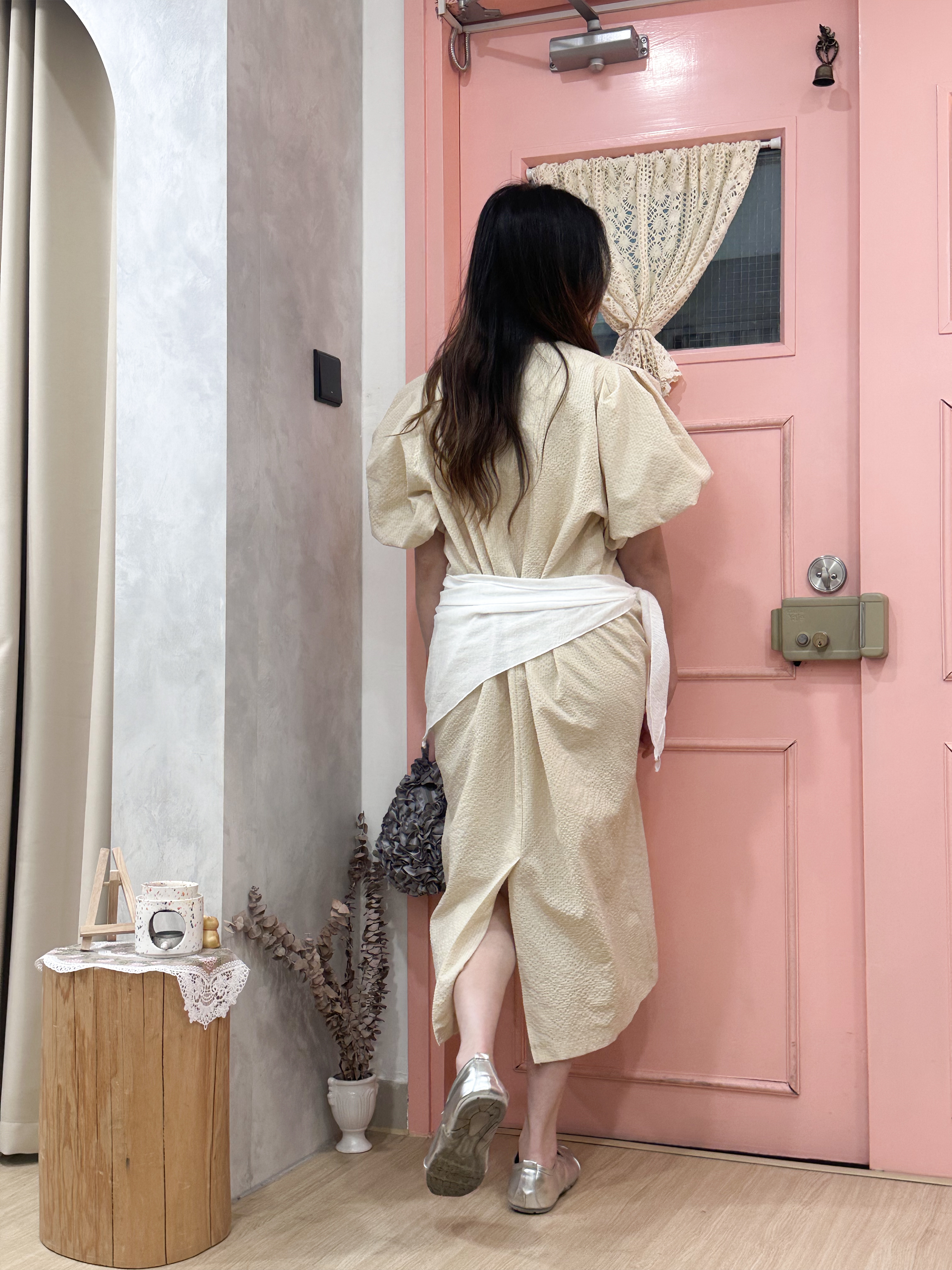 慵懶但拒絕沉悶～韓式雲朵袖浮雕格紋連身裙 LF0002 - 杏色 BEIGE