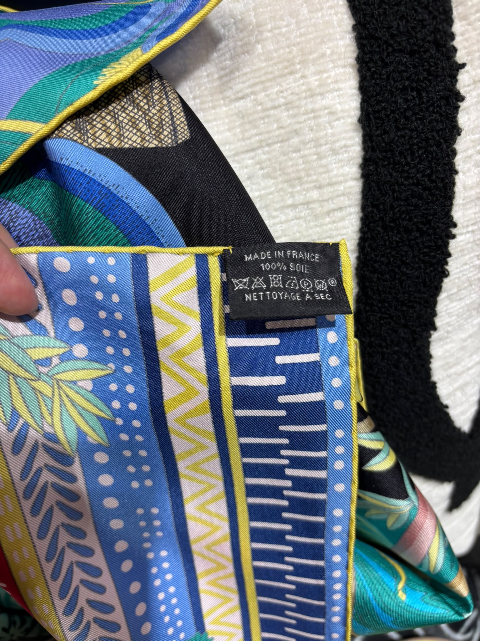全新 Hermes scarf 90x90cm silk 披肩圍巾 100%Authentic, 100%new 全新貨品✅ box 